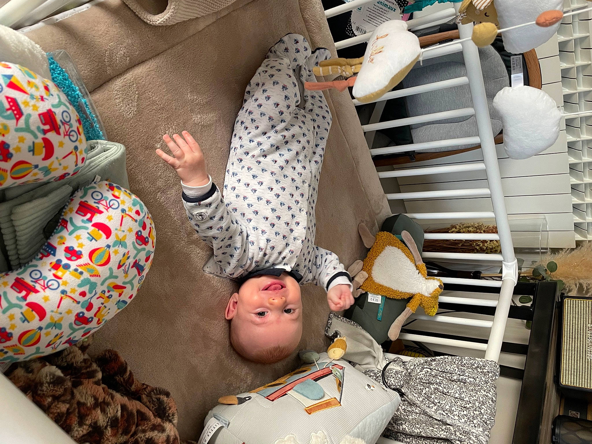 Valentin a rejoint le concours — aidez-le/la à gagner de superbes lots ! bag, child, comfort, eyewear, fashion_accessory, flooring, human_leg, leisure, linens, machine, metal, pattern, person, product, room, sitting, snapshot, sunglasses, textile, white