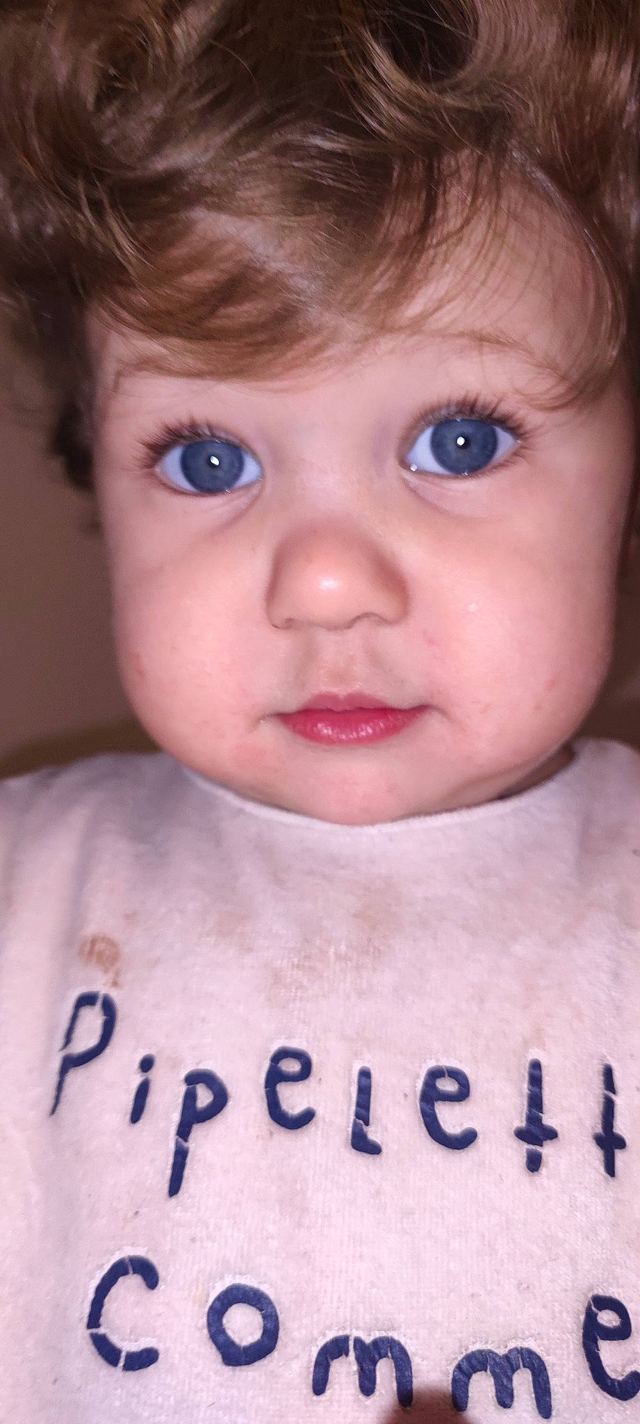 Aya participe au concours pour gagner de l'argent avec cette photo : baby, baby_toddler_clothing, cheek, chin, dress, ear, eyebrow, eyelash, forehead, human_body, iris, jaw, lip, mouth, nose, organ, person, pink, skin, sleeve