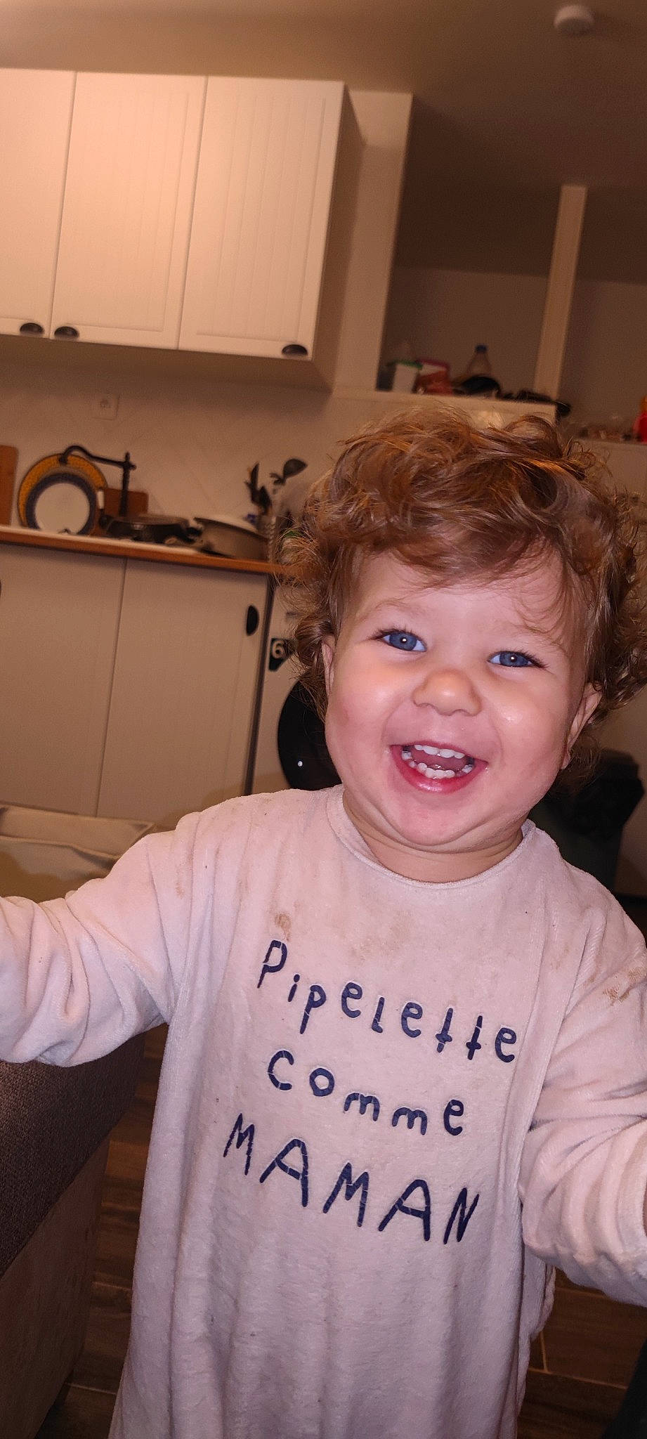 Aya participe au concours pour gagner de l'argent avec cette photo : arm, blond, cheek, child, ear, eyebrow, eyelash, fun, gesture, happy, iris, jaw, kitchen_appliance, mouth, nose, person, sleeve, smile, t_shirt, toddler