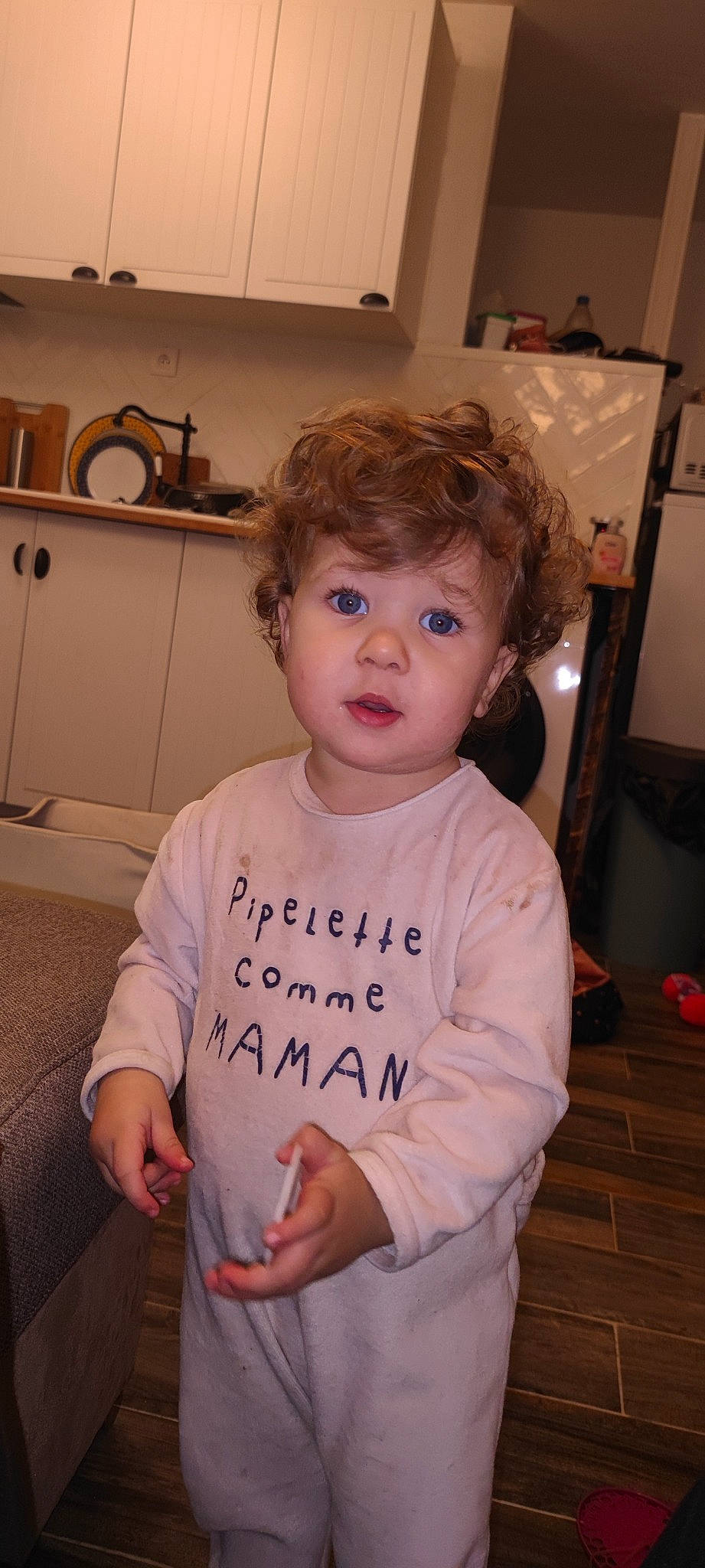 Aya participe au concours pour gagner de l'argent avec cette photo : baby, baby_toddler_clothing, cabinetry, cheek, child, drawer, eye, eyebrow, flooring, fun, hair, happy, home_appliance, kitchen, kitchen_appliance, person, room, sitting, sleeve, t_shirt