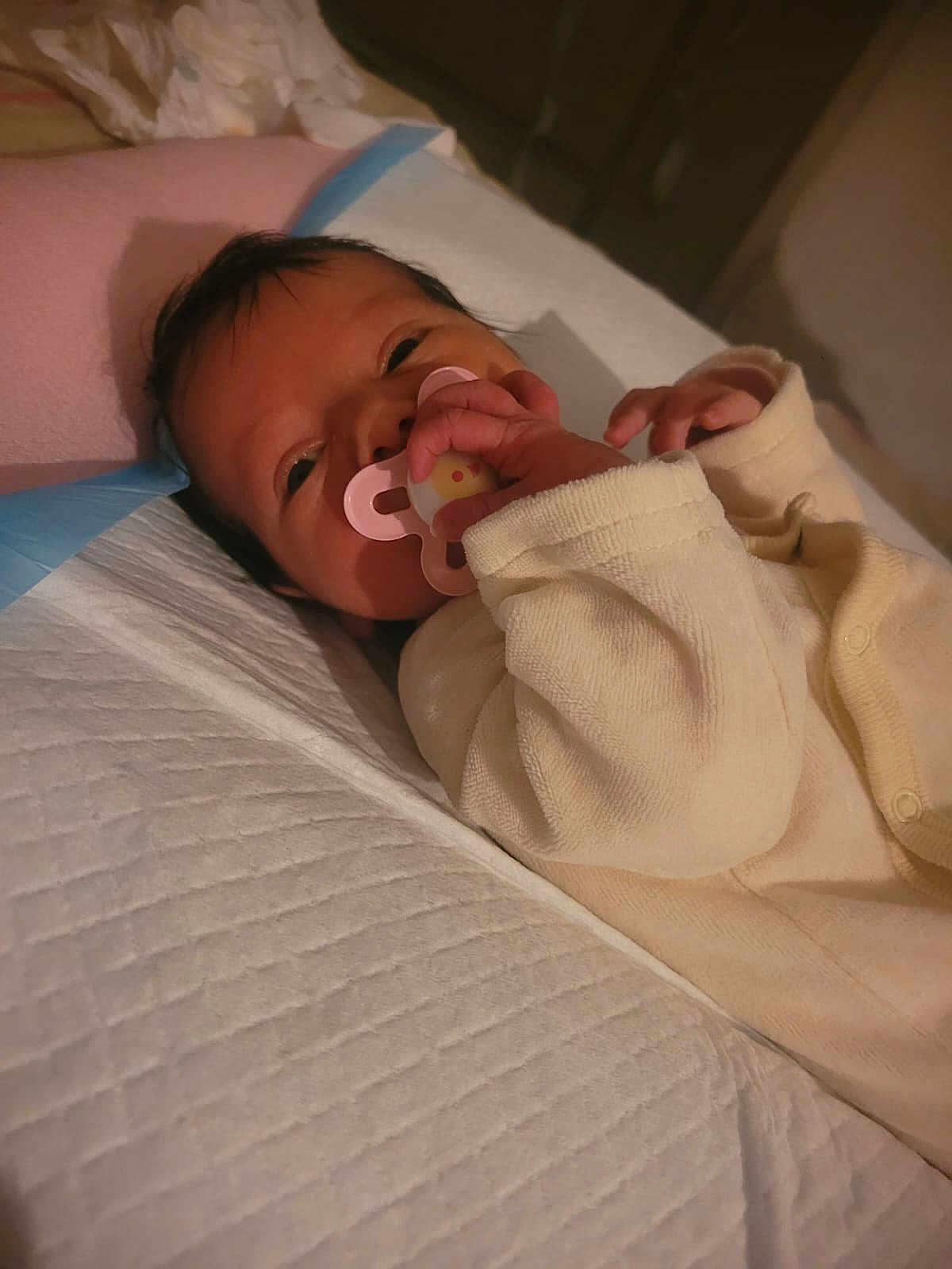 Jannah a rejoint le concours — aidez-le/la à gagner de superbes lots ! baby, pacifier, infant, sleepwear, blanket, bed, soft, comfort, peaceful, lying_down, cute, newborn, hand, face, indoors, child, sleep, warm_light, portrait, resting