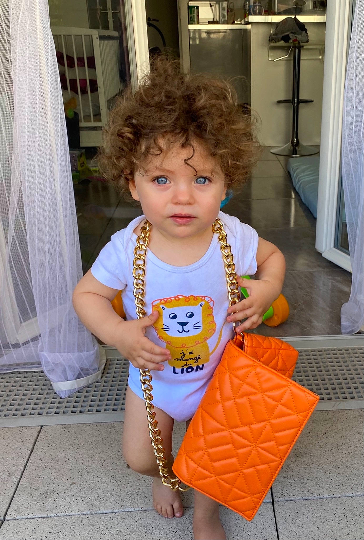 Messika a rejoint le concours — aidez-le/la à gagner de superbes lots ! baby_toddler_clothing, beauty, cabinetry, child, curtain, door, fashion, floor, flooring, fun, happy, joint, mammal, orange, people, person, shoulder, snapshot, standing, summer