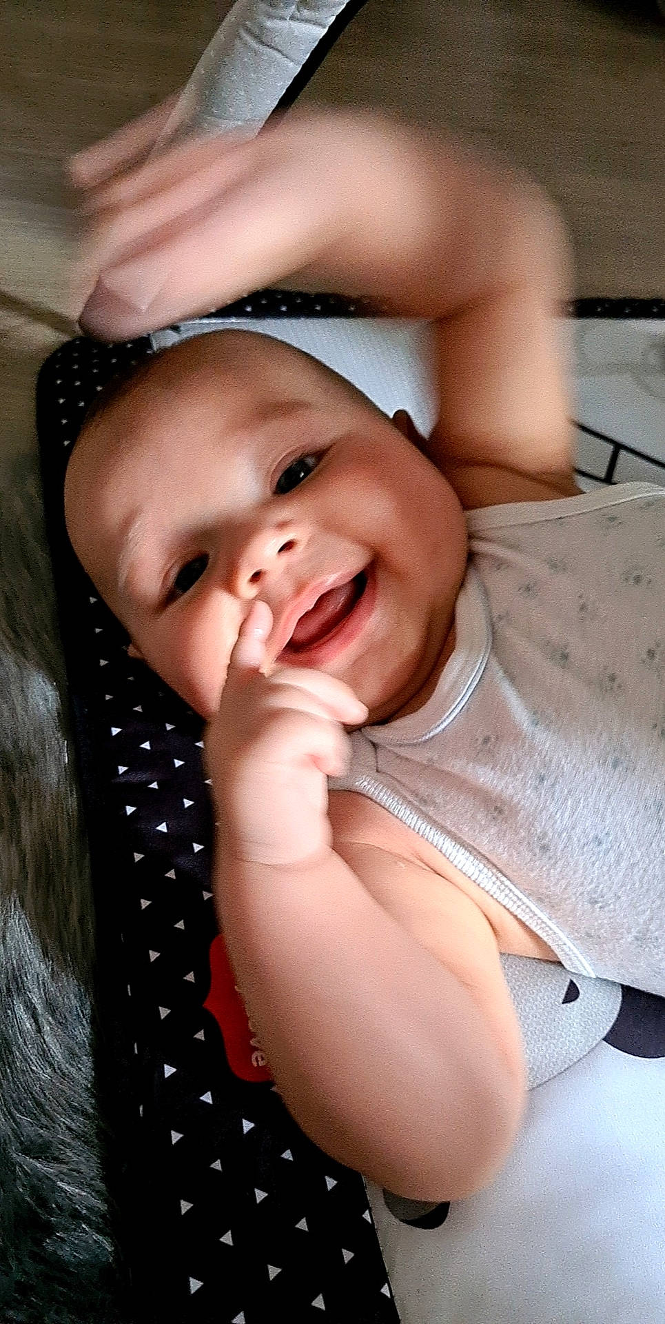 Ezeckiel a rejoint le concours — aidez-le/la à gagner de superbes lots ! baby, baby_toddler_clothing, cheek, chin, comfort, elbow, eyelash, flash_photography, fun, gesture, happy, lip, mouth, nail, nose, person, skin, smile, textile, thumb