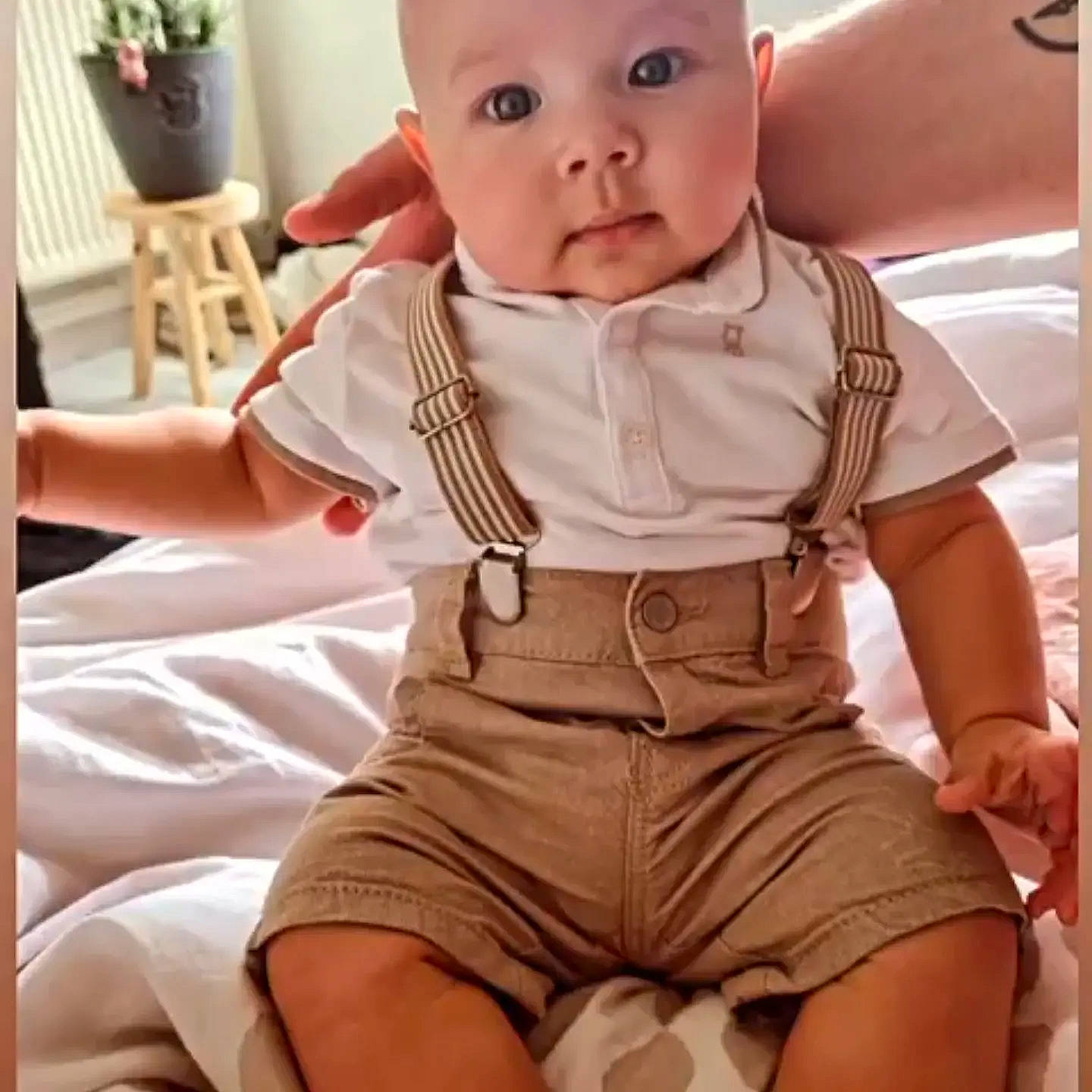 Ezeckiel participe au concours pour gagner de l'argent avec cette photo : baby, baby_toddler_clothing, cheek, collar, comfort, cool, finger, gesture, happy, head, headwear, joint, leg, muscle, neck, nose, person, skin, sleeve, thigh
