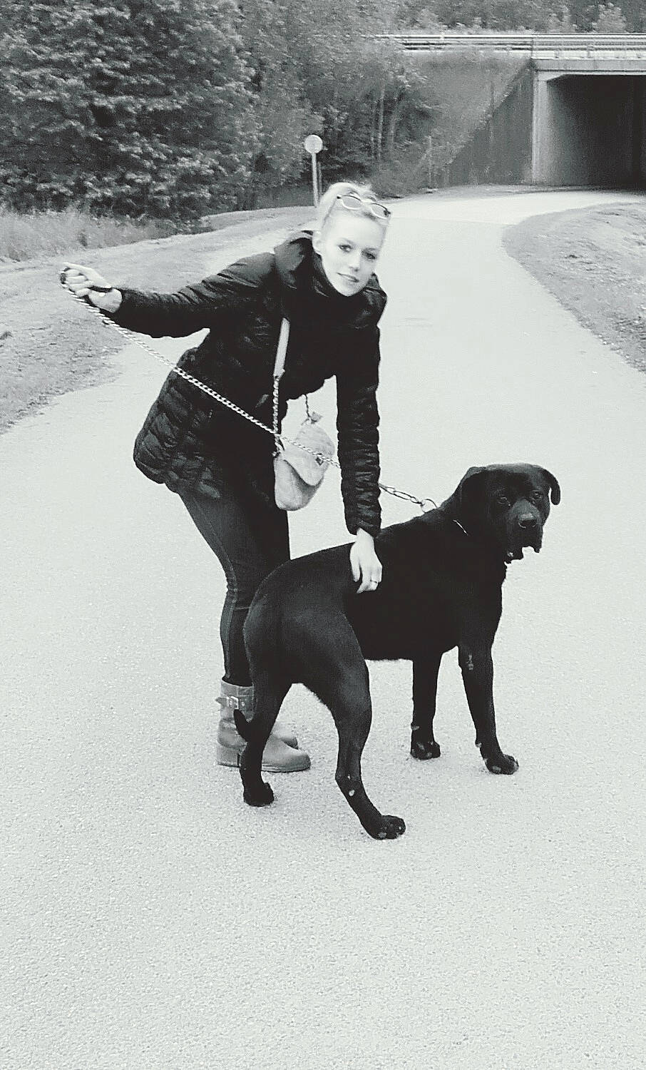 Kayser participe au concours pour gagner de l'argent avec cette photo : black, black_and_white, carnivoran, dog, dog_breed, dog_breed_group, dog_like_mammal, dog_walking, freezing, fun, leash, mammal, person, snow, winter