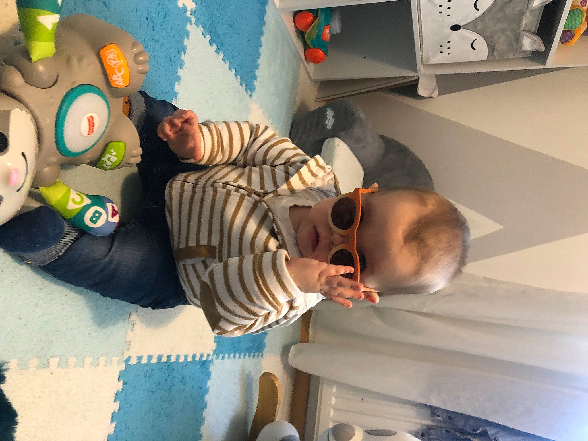 Enea participe au concours pour gagner de l'argent avec cette photo : animation, baby, baby_products, baby_toys, child, comfort, fictional_character, flooring, fun, happy, leisure, linens, person, play, room, sitting, stuffed_toy, t_shirt, toddler, toy