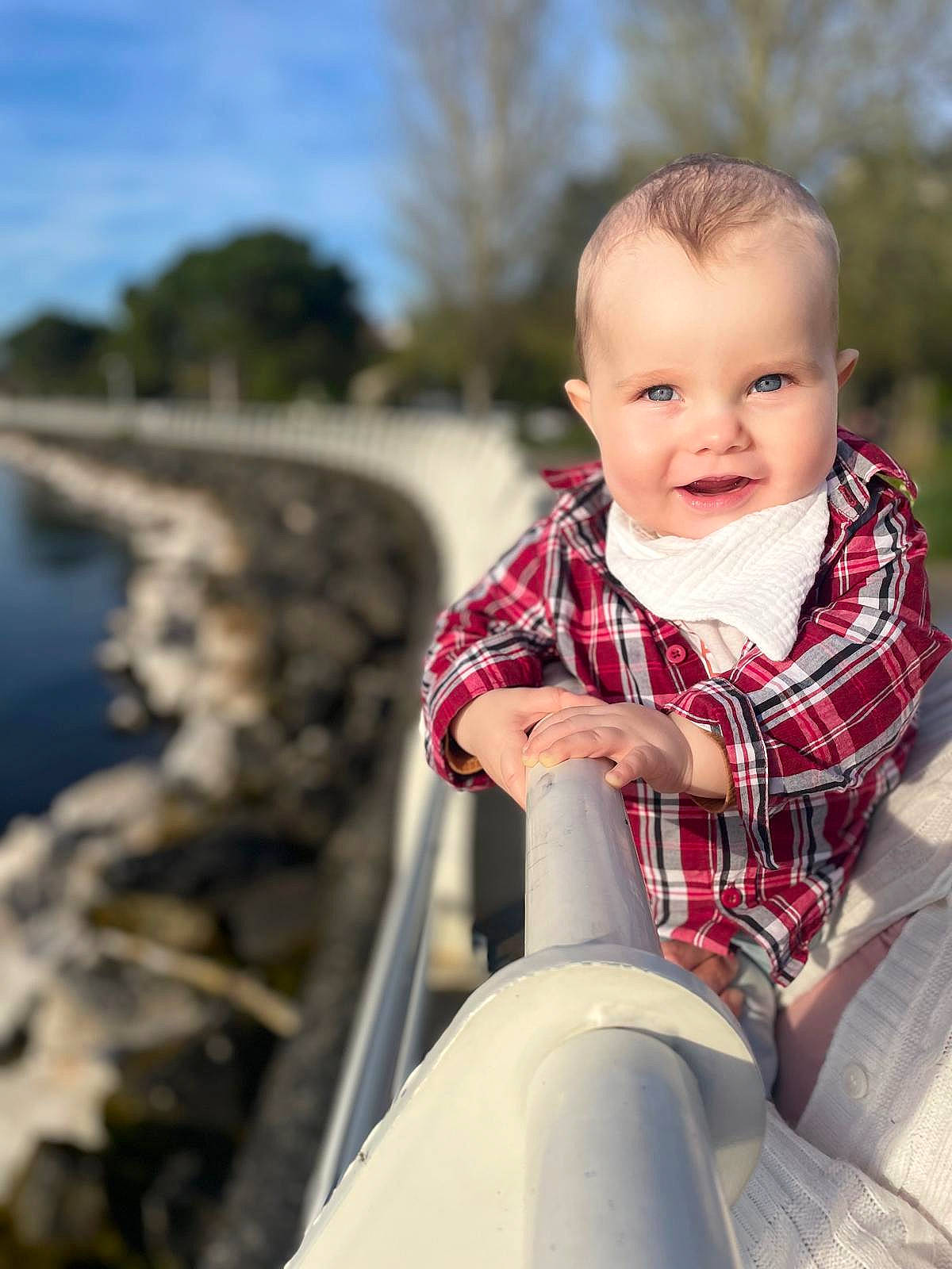 Enea participe au concours pour gagner de l'argent avec cette photo : baby, baby_toddler_clothing, blond, child, eye, fun, grass, happy, joy, leisure, lip, pattern, person, plaid, recreation, sitting, skin, sky, smile, toddler