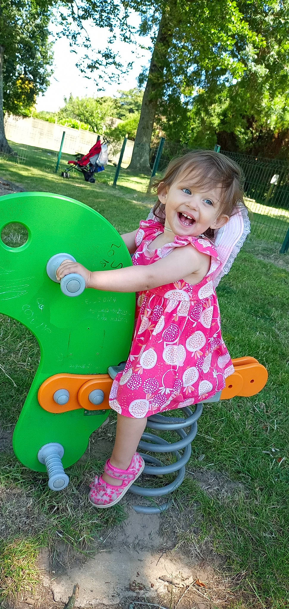 Zoe participe au concours pour gagner de l'argent avec cette photo : baby_toddler_clothing, botany, child, city, clothing, facial_expression, fun, grass, green, happy, leisure, magenta, people_in_nature, person, pink, plant, playground, recreation, smile, toddler