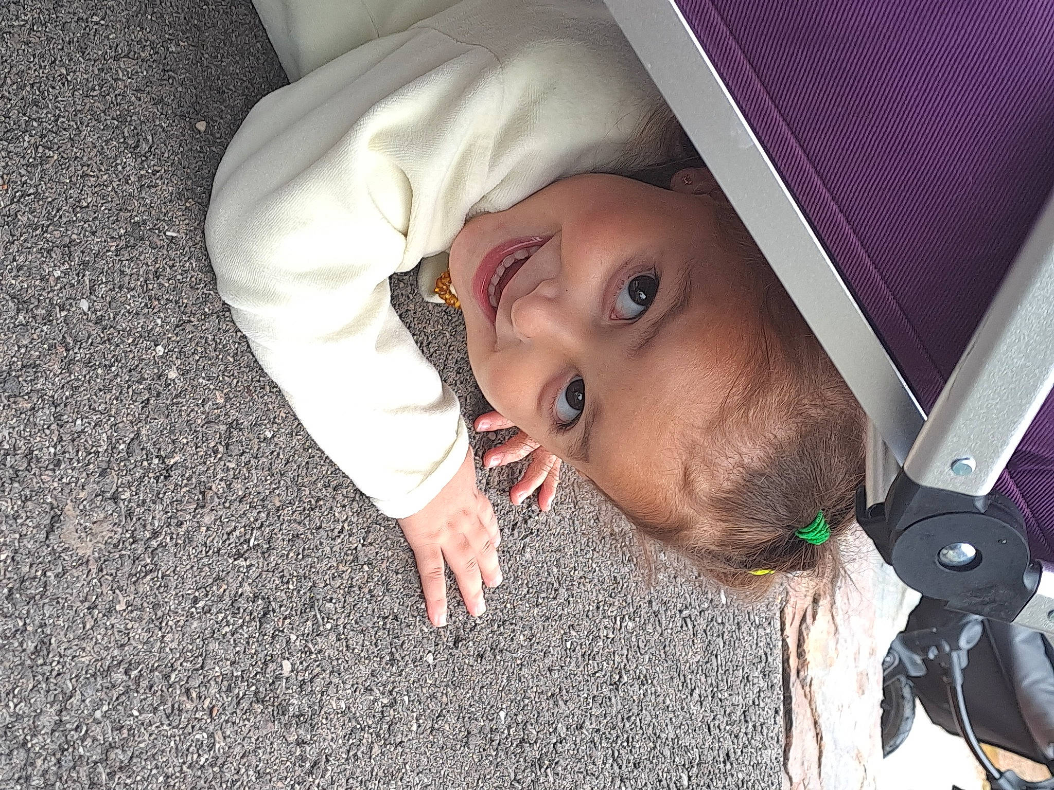 Manaé participe au concours pour gagner de l'argent avec cette photo : audio_equipment, blond, child, comfort, cool, eye, eyebrow, eyelash, face, finger, flash_photography, fun, hairstyle, happy, head, joy, lip, mouth, nose, person