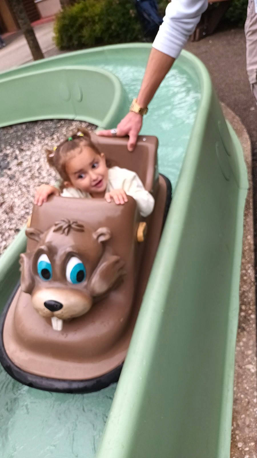 Manaé participe au concours pour gagner de l'argent avec cette photo : art, automotive_exterior, baby, bathing, boats_and_boating_equipment_and_supplies, bumper, child, chute, fun, happy, icing, leisure, outdoor_play_equipment, person, play, recreation, sitting, toddler, vacation, water_transportation