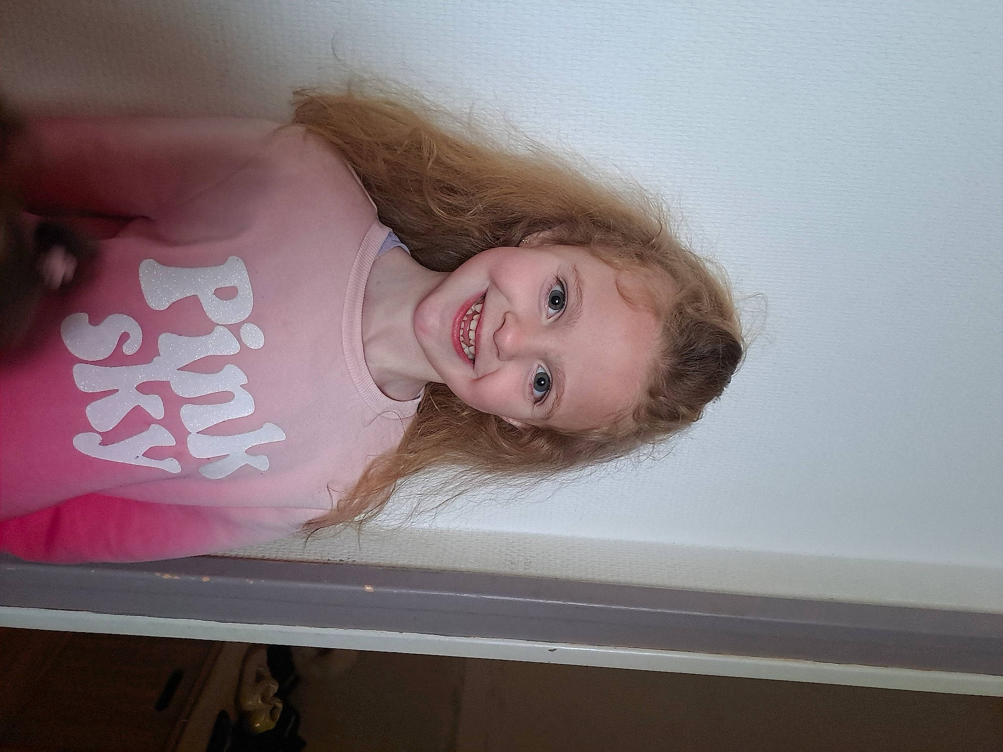 Isélys a rejoint le concours — aidez-le/la à gagner de superbes lots ! blond, cheek, child, comfort, eyebrow, eyelash, facial_expression, flesh, fun, hairstyle, happy, iris, joy, lip, magenta, person, room, skin, smile, toddler