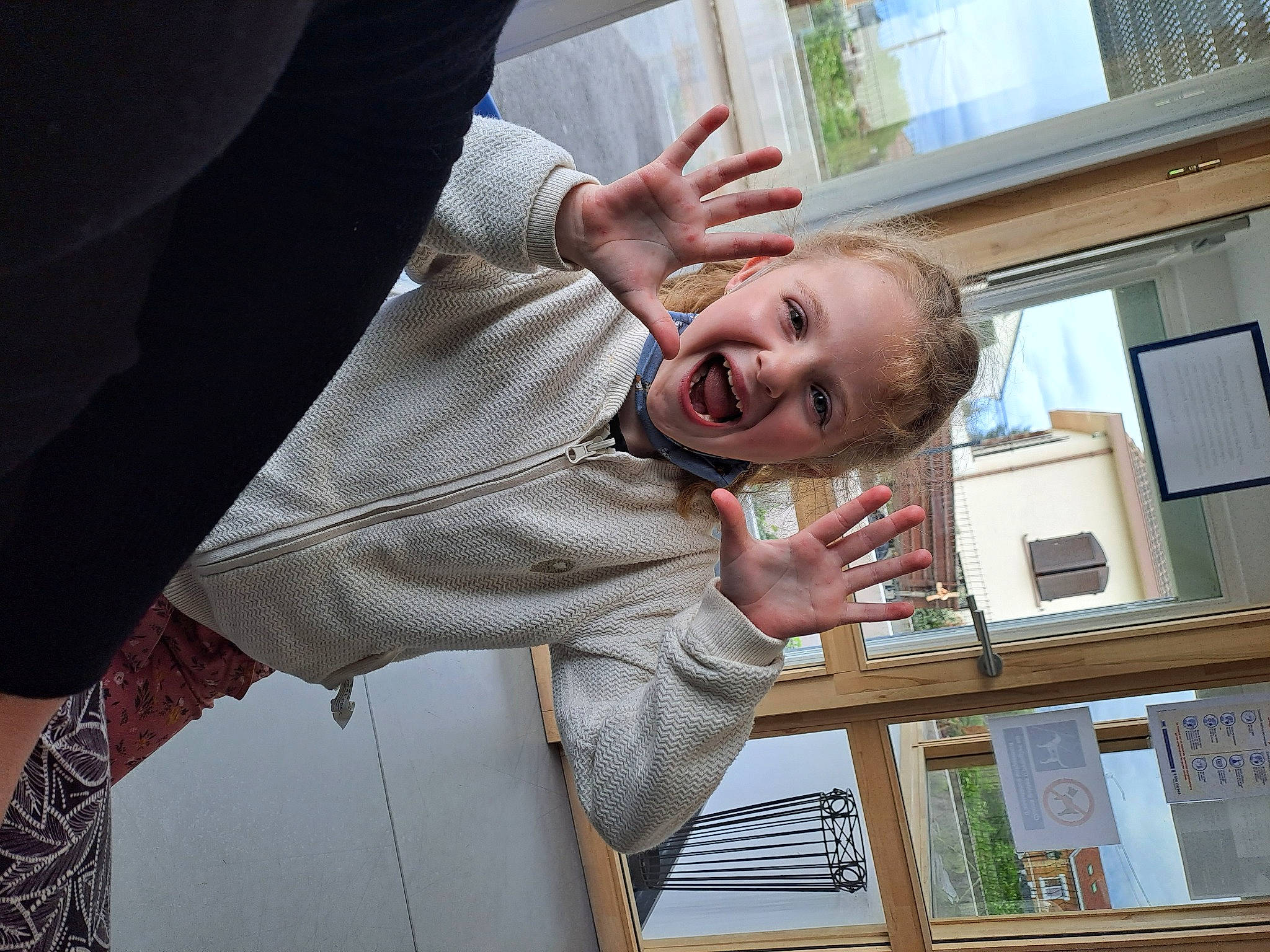 Isélys participe au concours pour gagner de l'argent avec cette photo : blazer, building, child, door, dress_shirt, event, finger, formal_wear, fun, gesture, happy, house, laugh, person, sleeve, smile, suit, thumb, tie, toddler