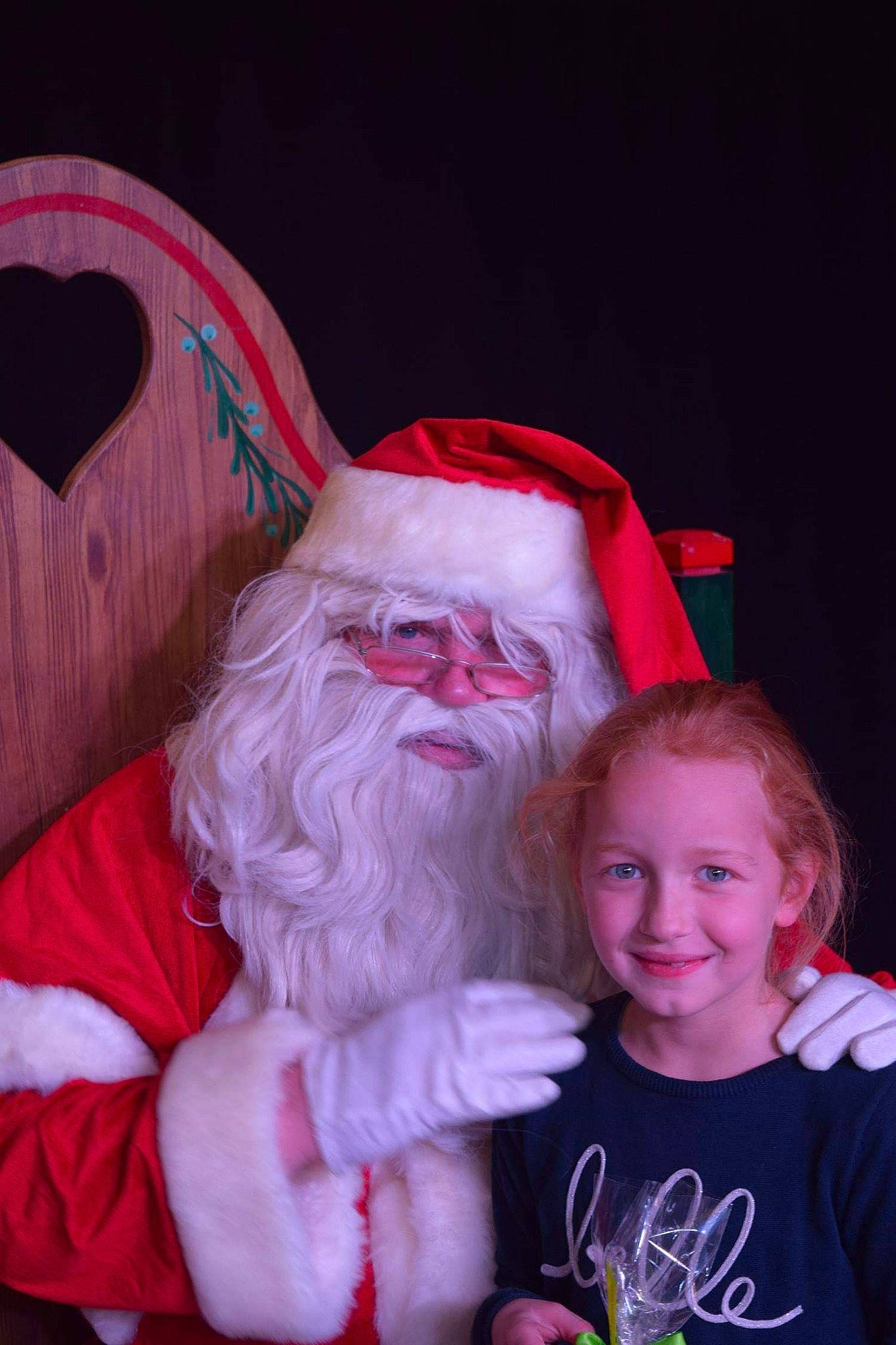 Yona participe au concours pour gagner de l'argent avec cette photo : christmas, event, facial_hair, fictional_character, fun, holiday, joy, lap, person, pink, product, santa_claus, smile