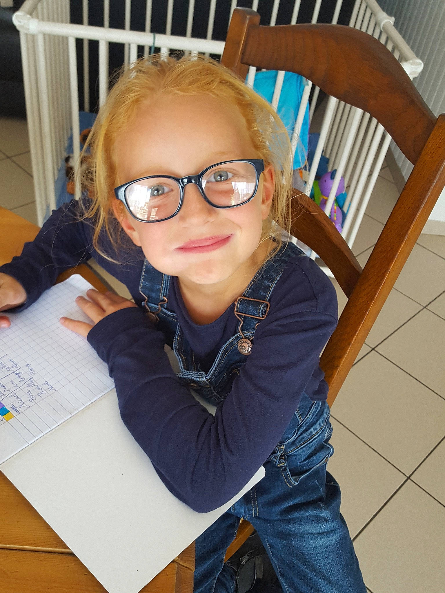 Yona a rejoint le concours — aidez-le/la à gagner de superbes lots ! brown_hair, child, cool, eye, eyewear, fun, girl, glasses, hair, hairstyle, human_hair_color, long_hair, neck, organ, person, product, shoulder, sitting, smile, textile