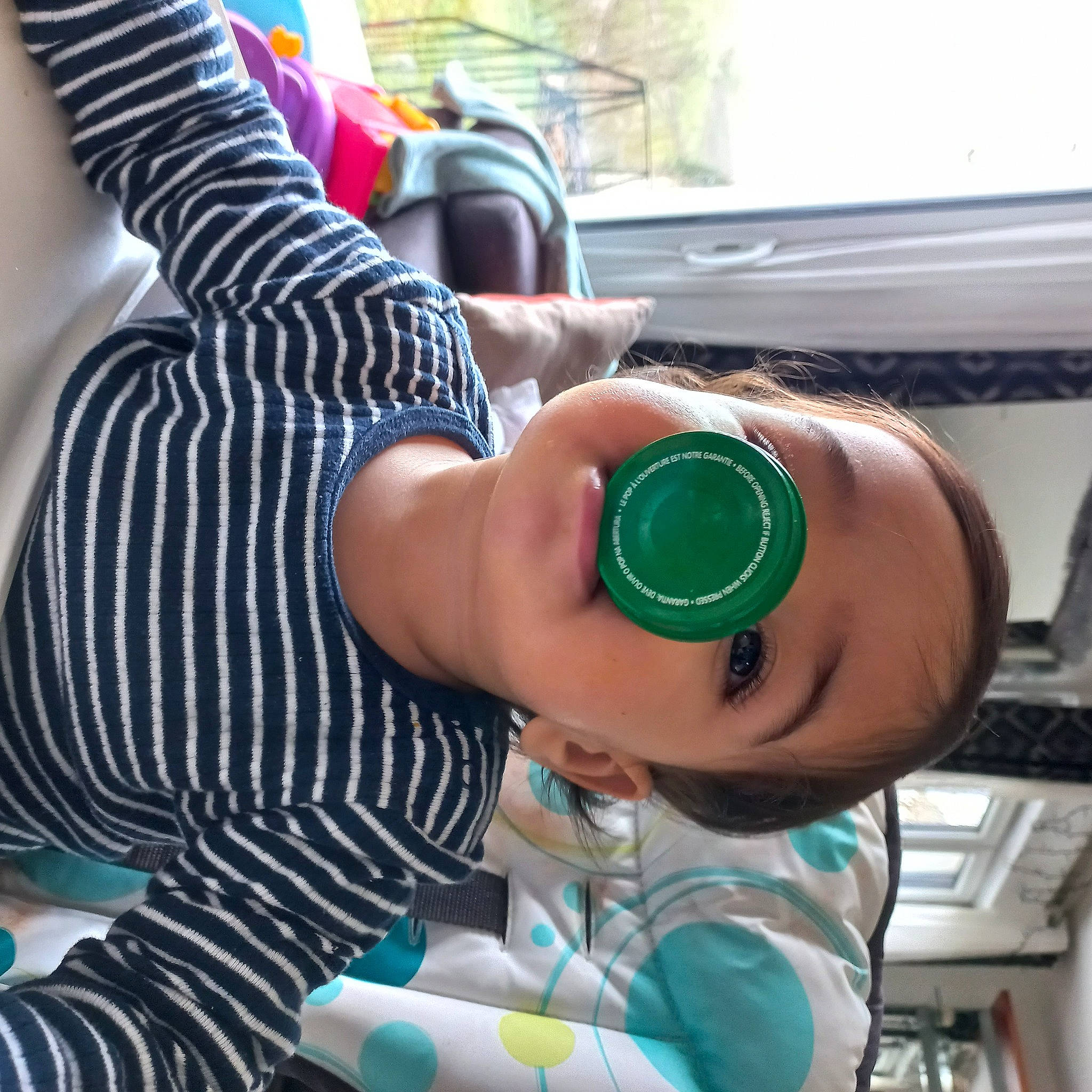 Enzo a rejoint le concours — aidez-le/la à gagner de superbes lots ! audio_equipment, child, elbow, eyewear, fashion_accessory, fun, happy, human_leg, knee, leisure, nail, pattern, person, personal_protective_equipment, room, sitting, sportswear, sunglasses, t_shirt, thigh