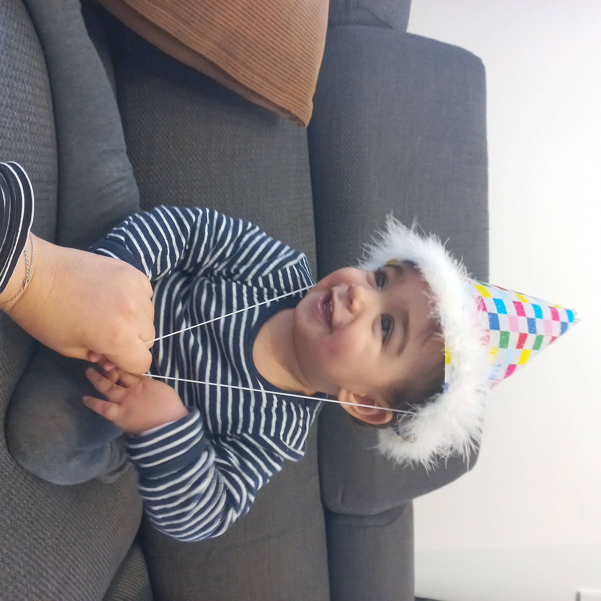 Enzo participe au concours pour gagner de l'argent avec cette photo : chest, comfort, elbow, eyewear, grey, happy, headwear, human_leg, joint, joy, knee, neck, person, selfie, shoulder, sitting, sleeve, sportswear, t_shirt, thigh