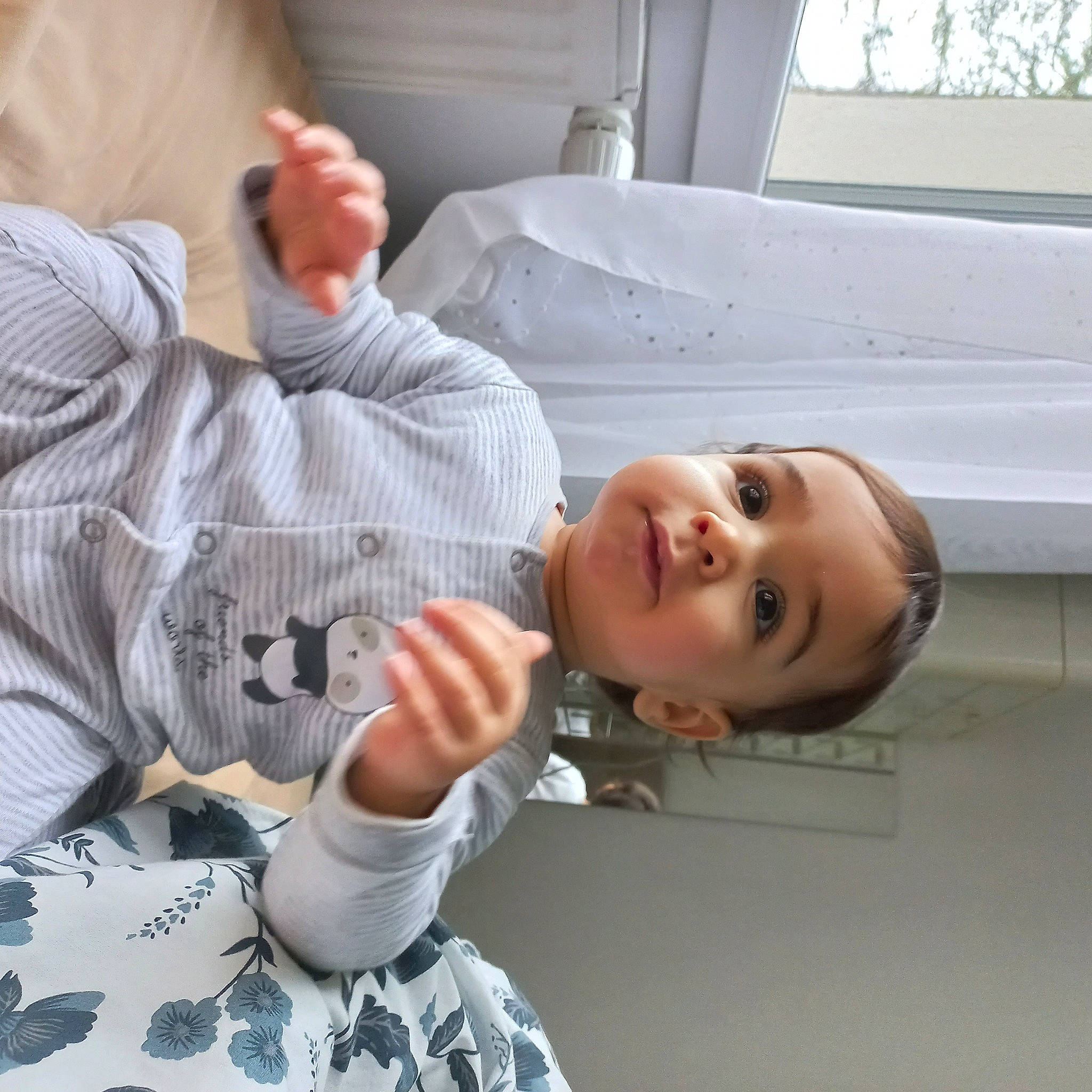 Enzo a rejoint le concours — aidez-le/la à gagner de superbes lots ! arm, baby, child, comfort, elbow, finger, flooring, gesture, hand, happy, linens, mouth, pattern, person, room, sitting, sleeve, smile, thumb, toddler