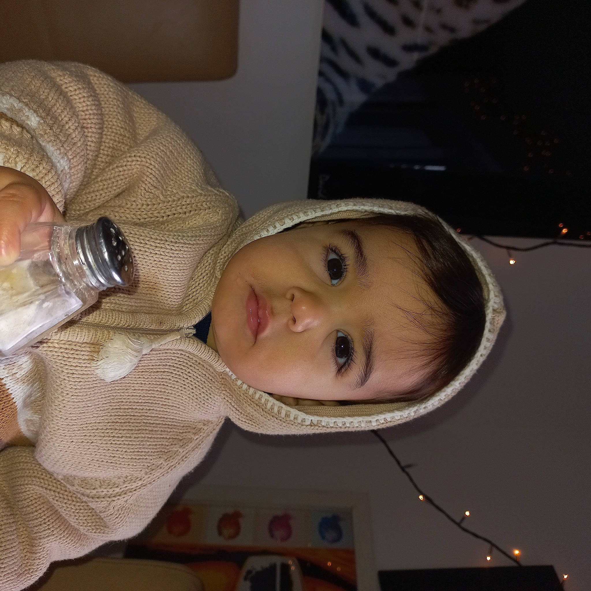 Dylan a rejoint le concours — aidez-le/la à gagner de superbes lots ! baby, bottle, cheek, child, comfort, drinking, drinkware, eye, eyelash, house, mouth, nose, person, plastic_bottle, room, skin, toddler, vehicle_door, water_bottle, window