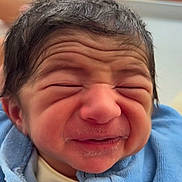 Claude a rejoint le concours — aidez-le/la à gagner de superbes lots ! baby, newborn, face, expression, wrinkled_skin, hair, blue_blanket, closeup, infant, cute, portrait, indoors, person, skin_texture, clothing, young_child, head, small_person, baby_clothes, sleepwear