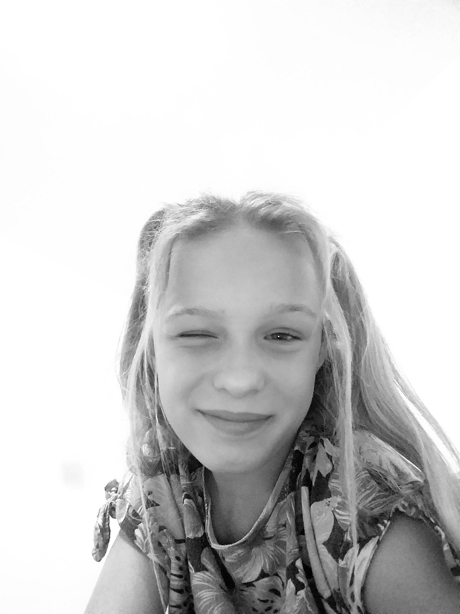 Tamaë a rejoint le concours — aidez-le/la à gagner de superbes lots ! black_and_white, blond, child, cloud, eyebrow, face, flash_photography, fun, gesture, grass, happy, iris, joy, lip, long_hair, monochrome, monochrome_photography, people_in_nature, person, sky