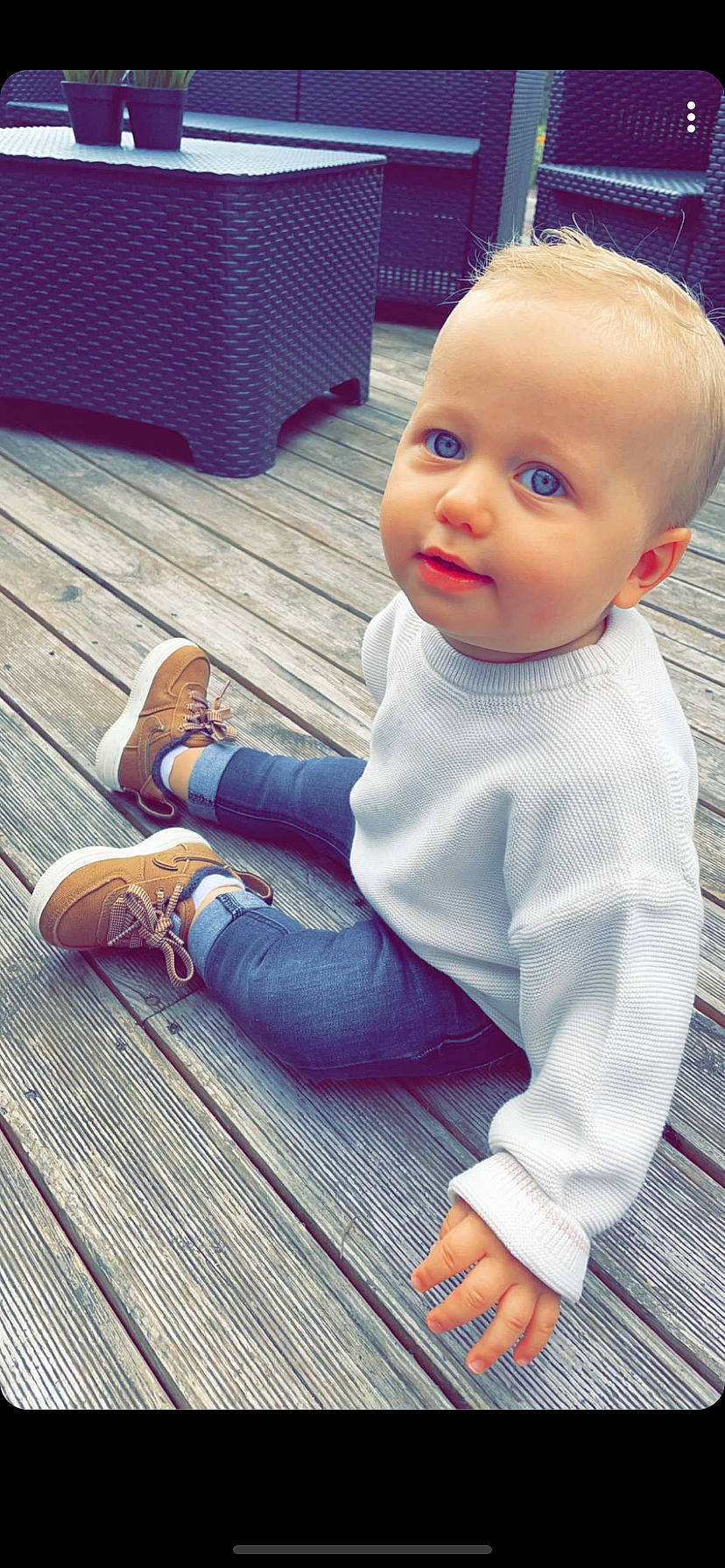 Lenzo participe au concours pour gagner de l'argent avec cette photo : baby, baby_toddler_clothing, blue, child, clothing, cool, electric_blue, floor, flooring, foot, happy, hardwood, human_leg, iris, joint, nose, pattern, person, sleeve, toddler