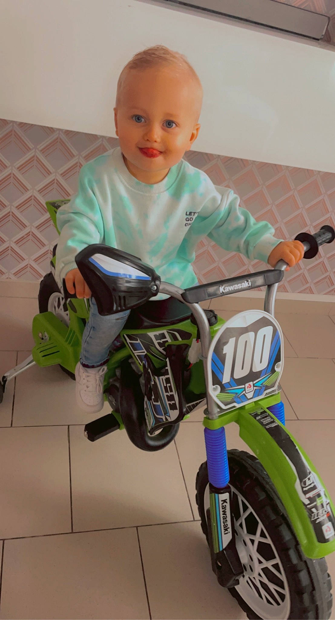 Lenzo a rejoint le concours — aidez-le/la à gagner de superbes lots ! automotive_tire, baby_toddler_clothing, bicycle, bicycle_accessory, bicycle_frame, bicycle_part, bicycle_tire, bicycle_wheel_rim, bicycles_equipment_and_supplies, happy, joy, person, photograph, product, riding_toy, smile, sneakers, tire, toddler, tread