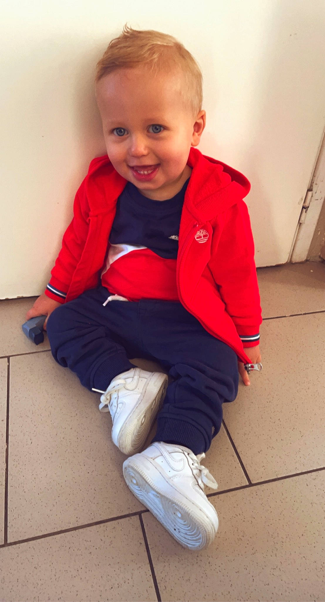 Lenzo participe au concours pour gagner de l'argent avec cette photo : baby_toddler_clothing, cheek, chin, dress, face, facial_expression, happy, head, human_body, joint, leg, lip, neck, nose, person, shoe, skin, sleeve, smile, standing