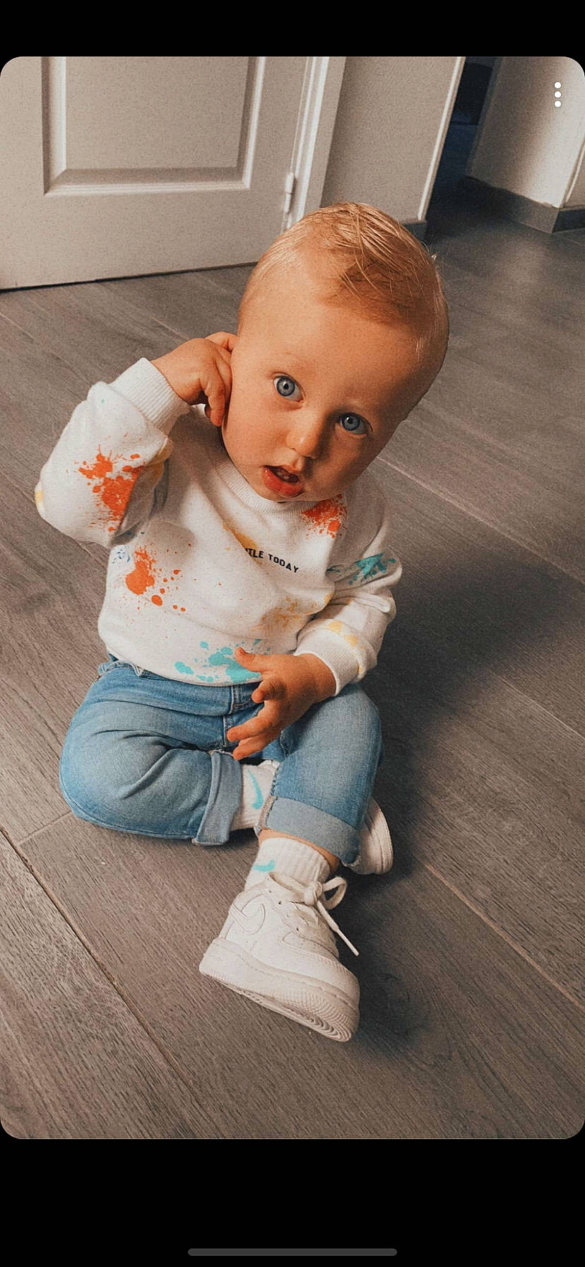 Lenzo participe au concours pour gagner de l'argent avec cette photo : baby, baby_toddler_clothing, cheek, eye, face, floor, flooring, hair, happy, hardwood, head, human_body, iris, jeans, leg, nose, person, sleeve, sneakers, toddler