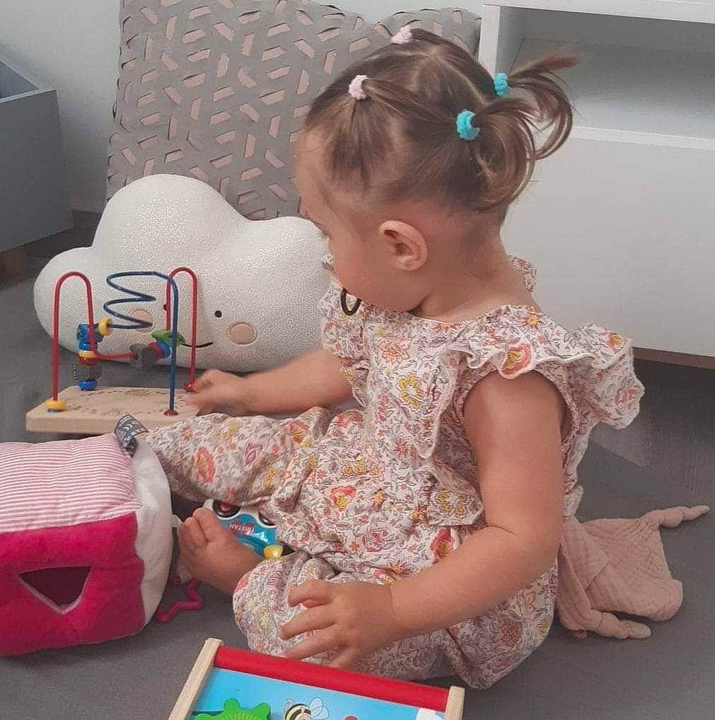 Maloé participe au concours pour gagner de l'argent avec cette photo : baby, baby_toddler_clothing, bag, child, event, fashion_accessory, hairstyle, happy, headband, headpiece, holiday, party, pattern, peach, person, pillow, pink, play, sitting, toddler