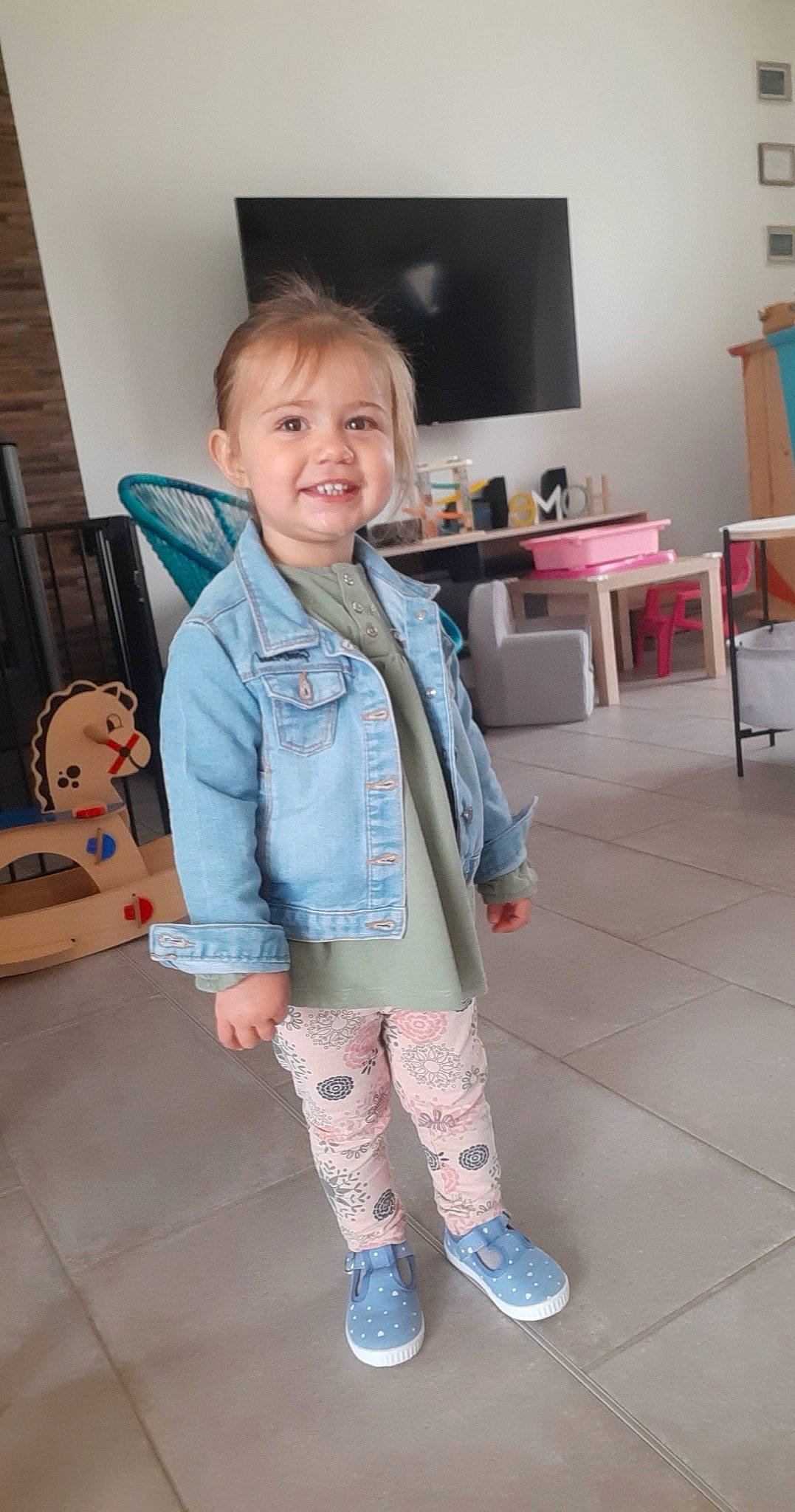 Maloé participe au concours pour gagner de l'argent avec cette photo : baby_toddler_clothing, blond, chair, denim, fashion_design, floor, flooring, fun, happy, jacket, joint, joy, leg, outerwear, pattern, person, sitting, skin, sleeve, smile