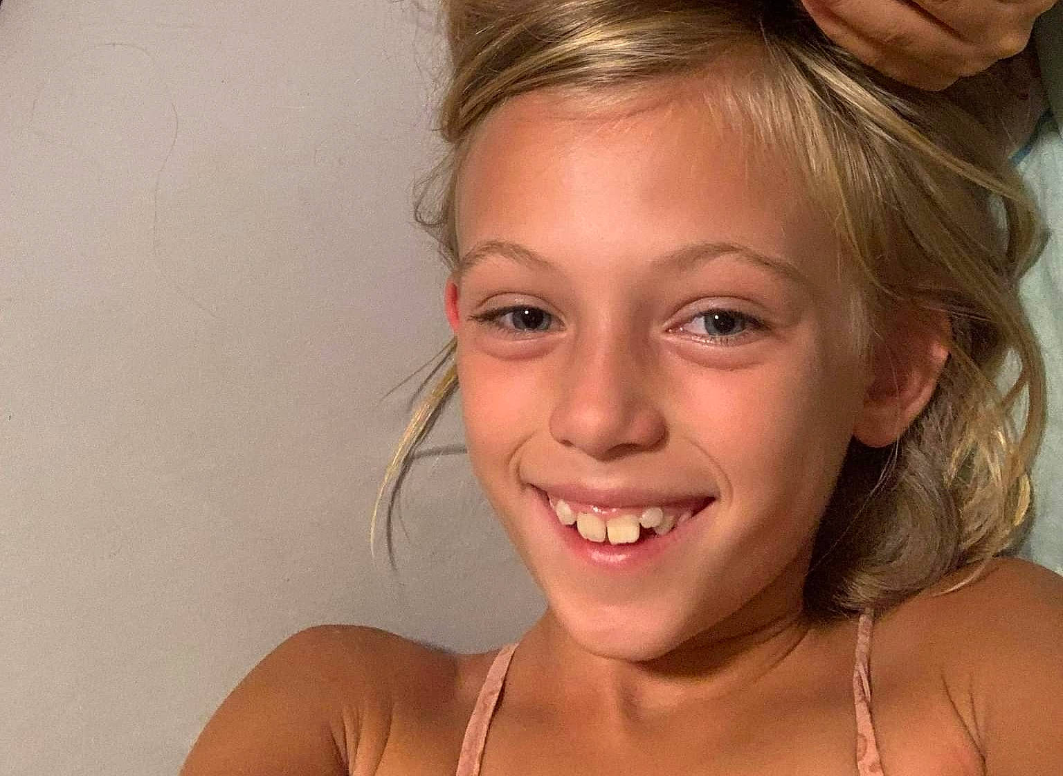 Hasna participe au concours pour gagner de l'argent avec cette photo : arm, cheek, chin, ear, eyebrow, eyelash, flash_photography, hair, hairstyle, happy, human_body, jaw, joy, lip, mouth, muscle, neck, nose, person, skin