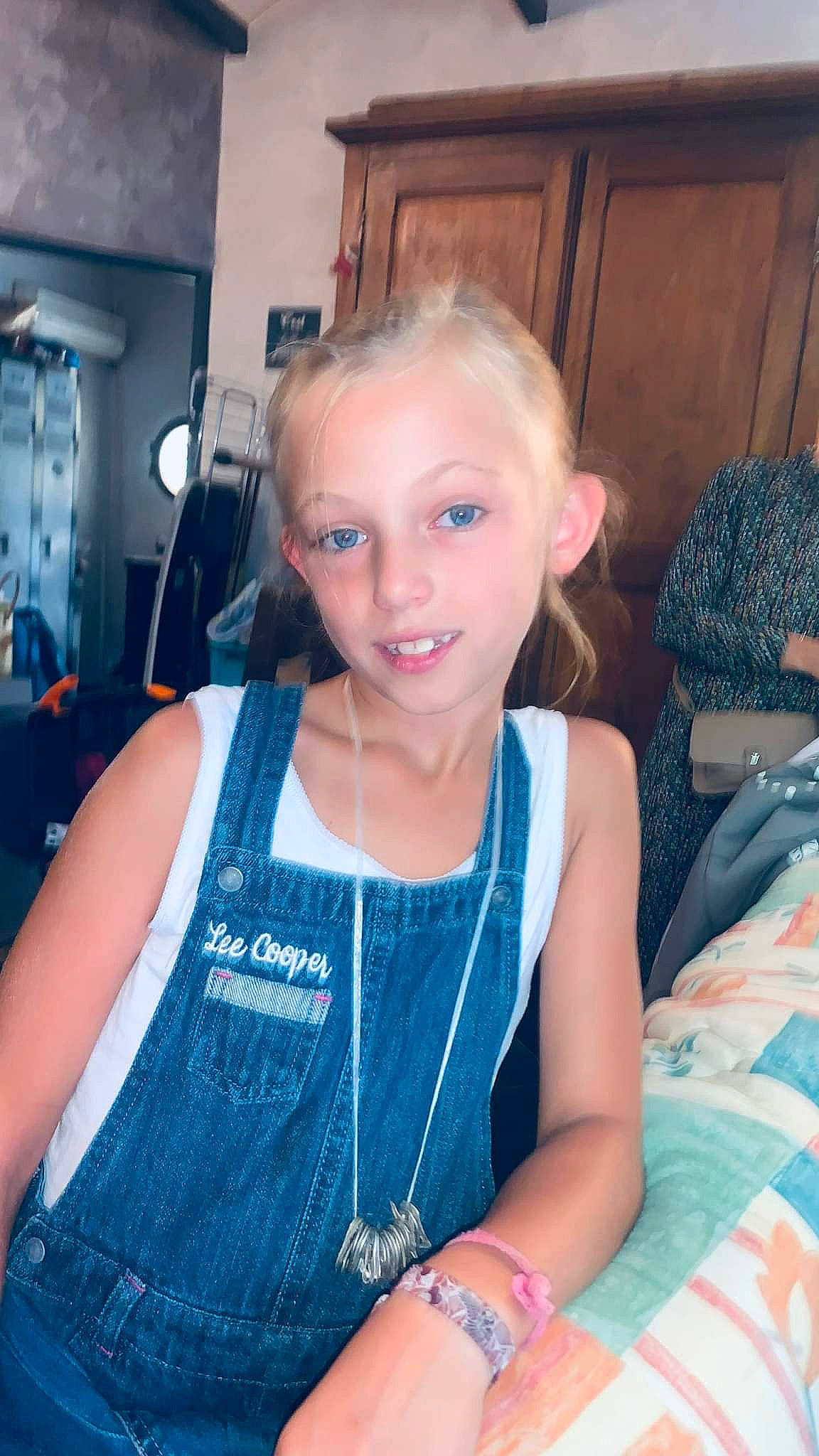 Hasna a rejoint le concours — aidez-le/la à gagner de superbes lots ! azure, brown_hair, chair, chest, child, electric_blue, event, fashion_design, fun, happy, jewellery, joy, leisure, long_hair, necklace, person, sitting, sleeveless_shirt, smile, t_shirt