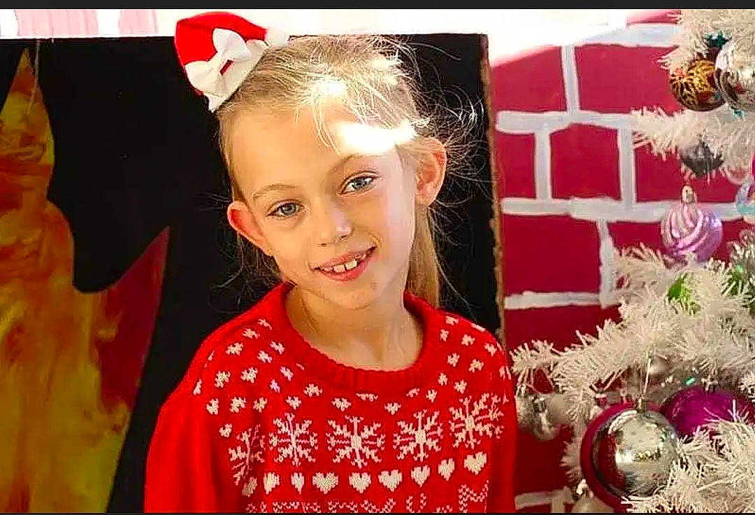 Hasna a rejoint le concours — aidez-le/la à gagner de superbes lots ! adaptation, child, christmas, christmas_decoration, christmas_eve, christmas_ornament, christmas_tree, event, facial_expression, fashion_accessory, fun, happy, holiday, joy, magenta, ornament, pattern, person, pink, red