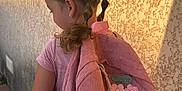 Charlie a rejoint le concours — aidez-le/la à gagner de superbes lots ! accessory, backpack, braided_hair, casual, child, colorful, embroidered, flowers, girl, outdoor, pink_shirt, ribbons, shadow, side_view, sunlight, texture, wall, water_bottle, young_person, youth