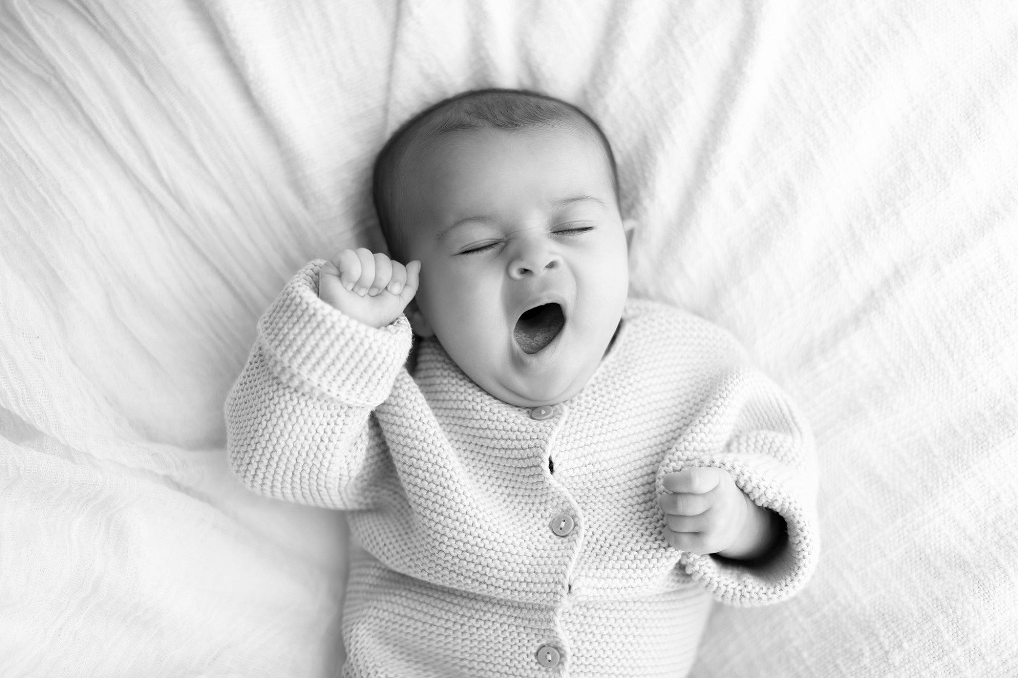 Alba a rejoint le concours — aidez-le/la à gagner de superbes lots ! art, baby, baby_toddler_clothing, cheek, child, comfort, facial_expression, finger, flash_photography, gesture, happy, iris, monochrome, monochrome_photography, mouth, nose, person, skin, sleeve, smile