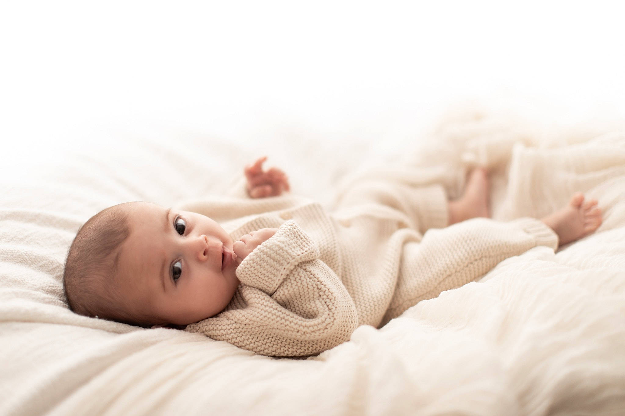 Alba participe au concours pour gagner de l'argent avec cette photo : baby, baby_toddler_clothing, bedding, bedtime, child, close_up, comfort, eye, flooring, fur, happy, head, linens, monochrome, monochrome_photography, person, portrait_photography, room, sleeve, toddler