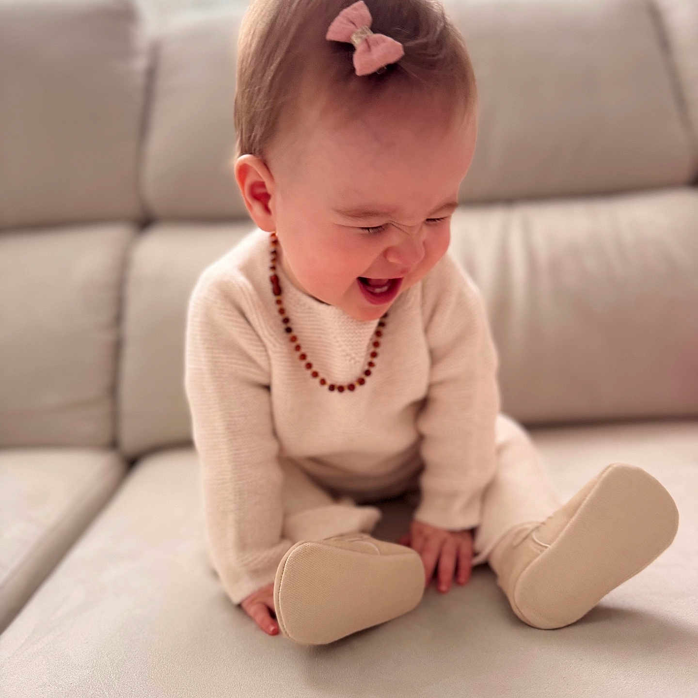 Alva participe au concours pour gagner de l'argent avec cette photo : accessories, angry, baby, babylaughing, clothing, crying, face, happy, head, hosiery, jewelry, necklace, person, sad, sitting, sock, yawning