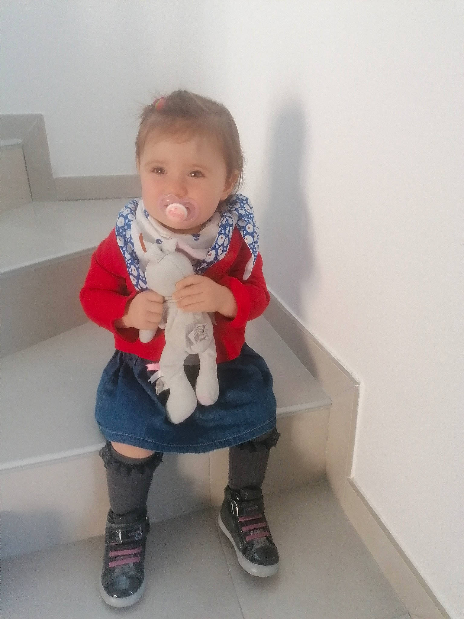 Elena participe au concours pour gagner de l'argent avec cette photo : baby, baby_toddler_clothing, child, comfort, elbow, electric_blue, flooring, foot, fun, human_leg, knee, leg, outerwear, person, shoulder, sitting, sleeve, sneakers, sock, thigh