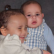 Kélaya a rejoint le concours — aidez-le/la à gagner de superbes lots ! child, toddler, baby, hug, smile, couch, cozy, clothing, portrait, happy, face, expression, indoor, cute, sibling, warm, comfort, person, young, cuddling