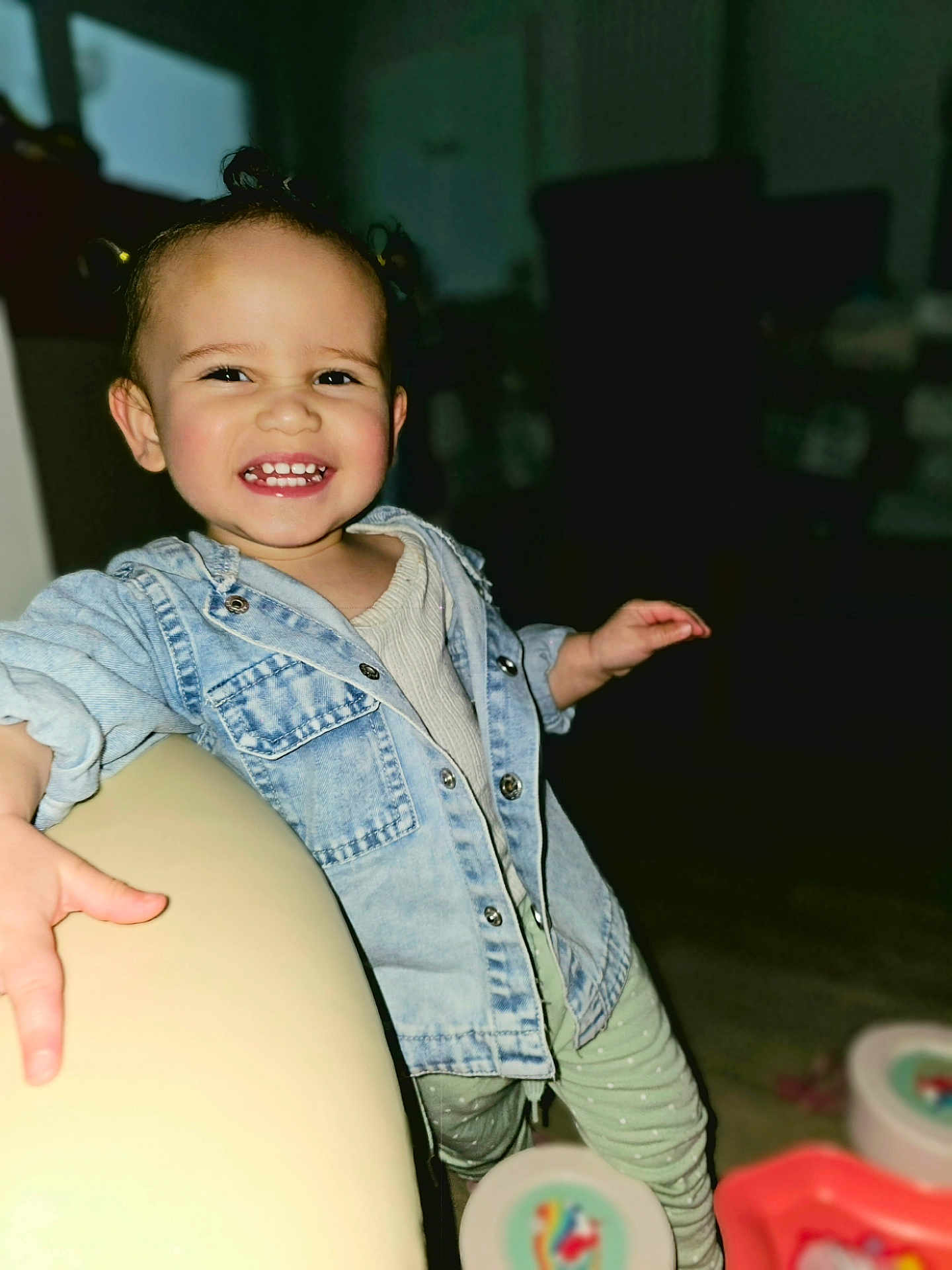 Kélaya participe au concours pour gagner de l'argent avec cette photo : toddler, child, smiling, denim_jacket, indoor, face, person, happy, clothing, pigtails, pants, polka_dot, furniture, blurred_background, hand, cute, joyful, portrait, baby, light