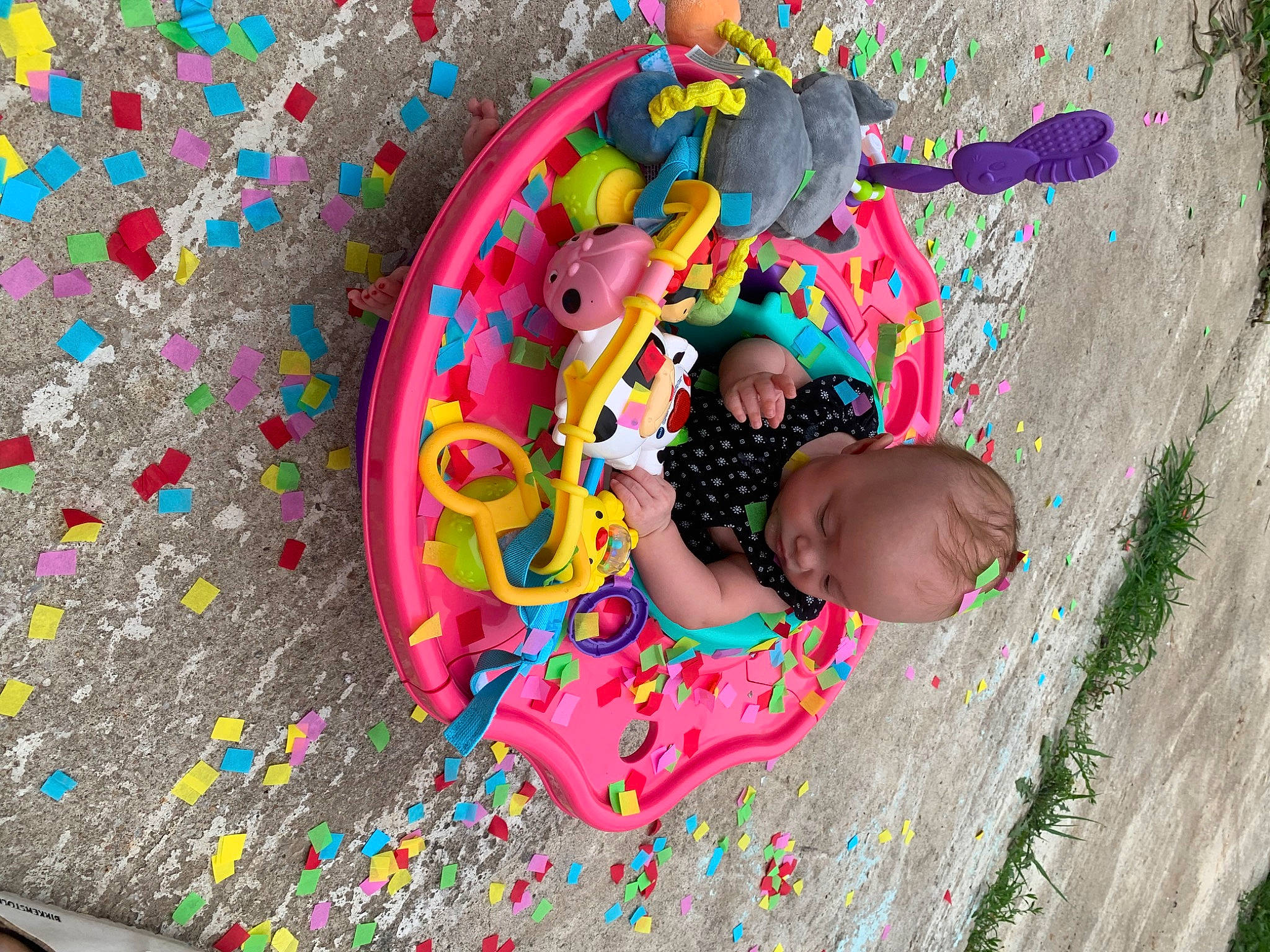 Laeklyn is registered to the contest to win money with this photo: arm, art, fun, grass, green, happy, human_body, leisure, magenta, pattern, people_in_nature, person, pink, plant, recreation, red, sunglasses, textile, toddler, tree