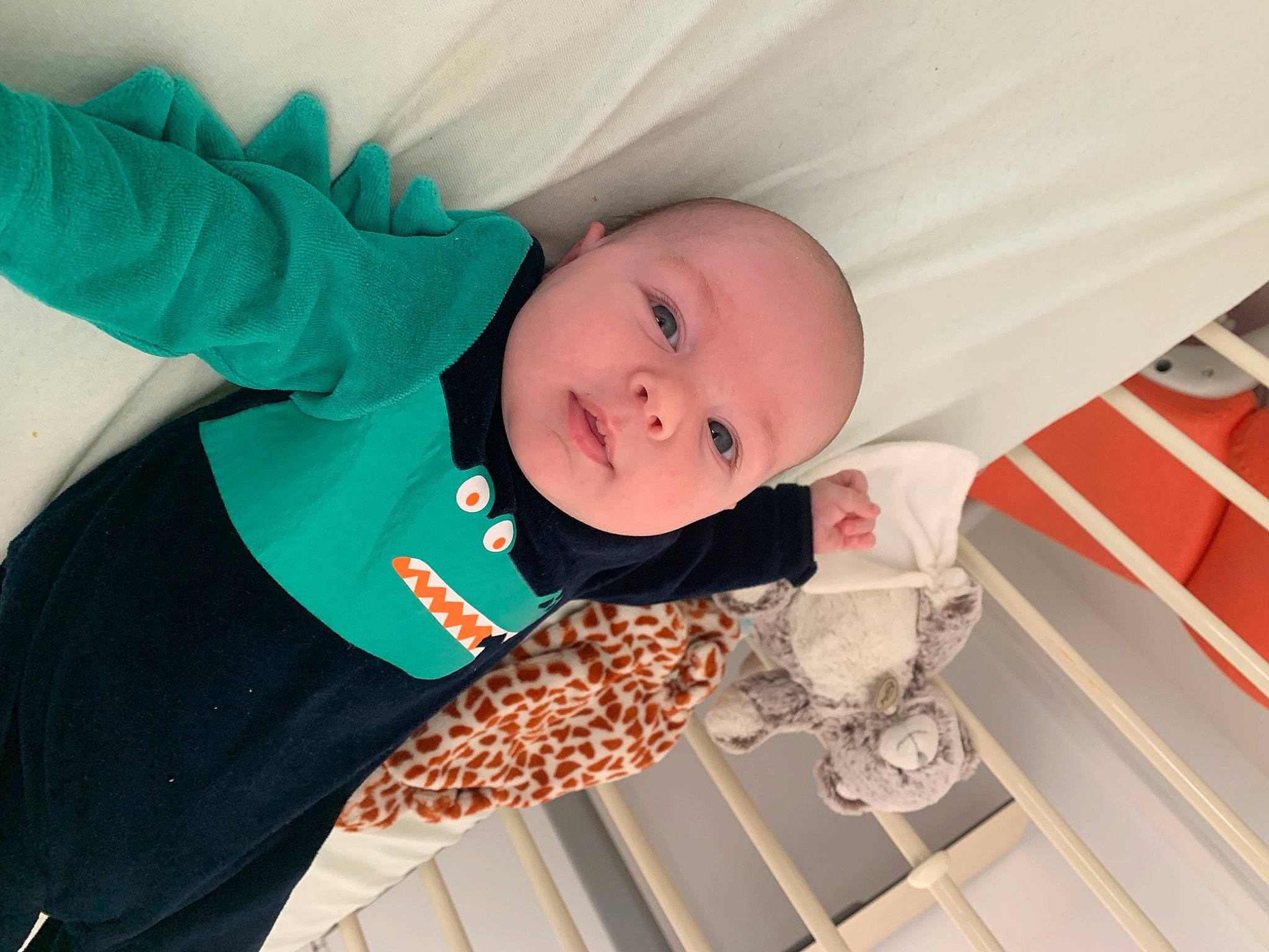 Casey a rejoint le concours — aidez-le/la à gagner de superbes lots ! baby, baby_carriage, baby_products, baby_safety, baby_toddler_clothing, chair, child, comfort, eye, flooring, fun, hardwood, linens, pattern, person, room, sitting, sleeve, toddler, wood