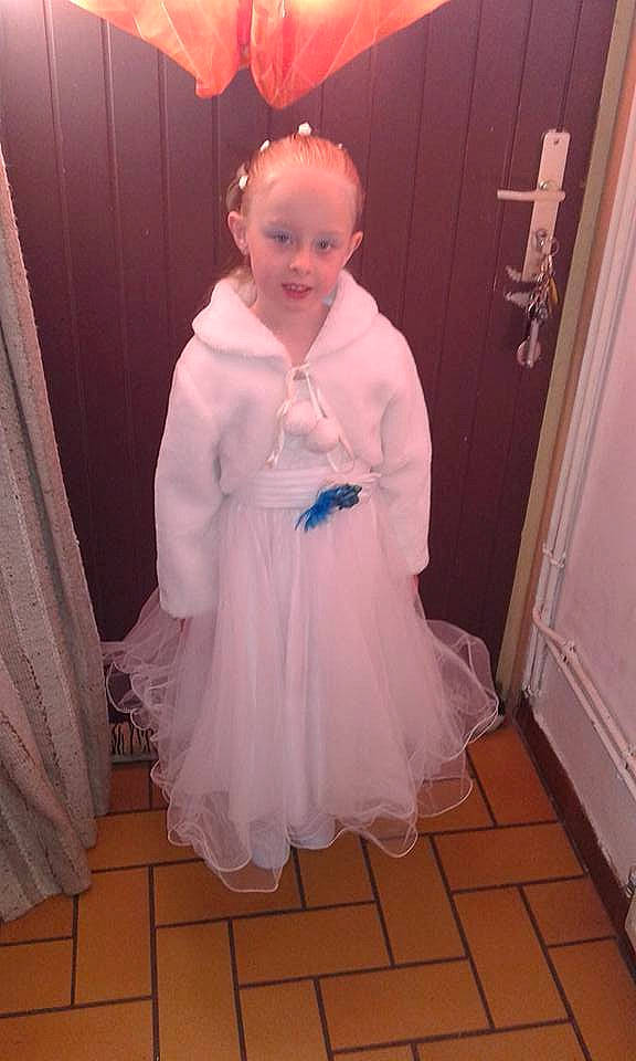 Laura participe au concours pour gagner de l'argent avec cette photo : child, clothing, costume, dance_dress, day, dress, flooring, fun, girl, gown, human_hair_color, infant, outerwear, person, pink, product, skin, standing, textile, toddler