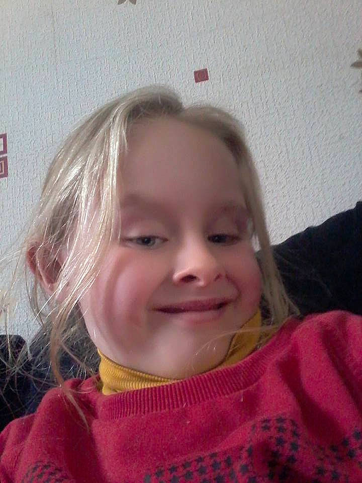 Laura participe au concours pour gagner de l'argent avec cette photo : blond, cheek, child, chin, eye, eyebrow, face, forehead, girl, hair, hairstyle, head, human_hair_color, infant, joy, lip, nose, person, pink, skin