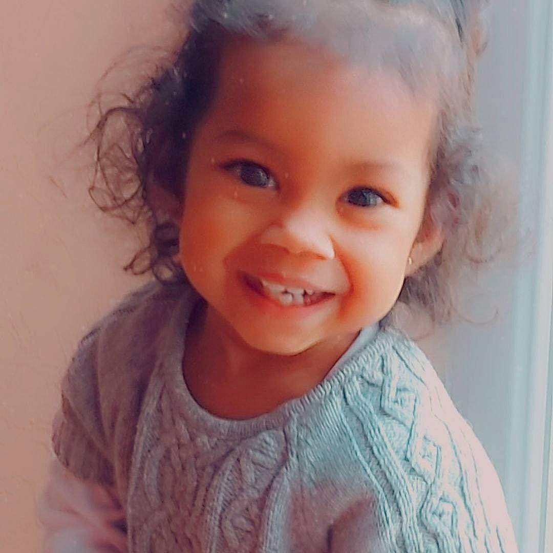 Leena a rejoint le concours — aidez-le/la à gagner de superbes lots ! baby_toddler_clothing, blond, cheek, child, ear, eyelash, gesture, happy, iris, jaw, joy, lip, long_hair, nose, person, selfie, shoulder, skin, sleeve, smile