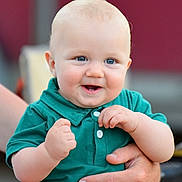 Pierre a rejoint le concours — aidez-le/la à gagner de superbes lots ! baby, child, smiling, blue_eyes, green_shirt, hand, adult_hand, happy, cute, infant, portrait, person, skin, fingers, holding, outdoor, face, short_hair, casual_clothing, close_up