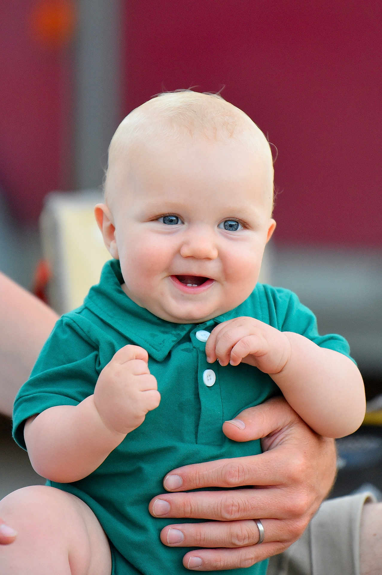 Pierre a rejoint le concours — aidez-le/la à gagner de superbes lots ! baby, child, smiling, blue_eyes, green_shirt, hand, adult_hand, happy, cute, infant, portrait, person, skin, fingers, holding, outdoor, face, short_hair, casual_clothing, close_up