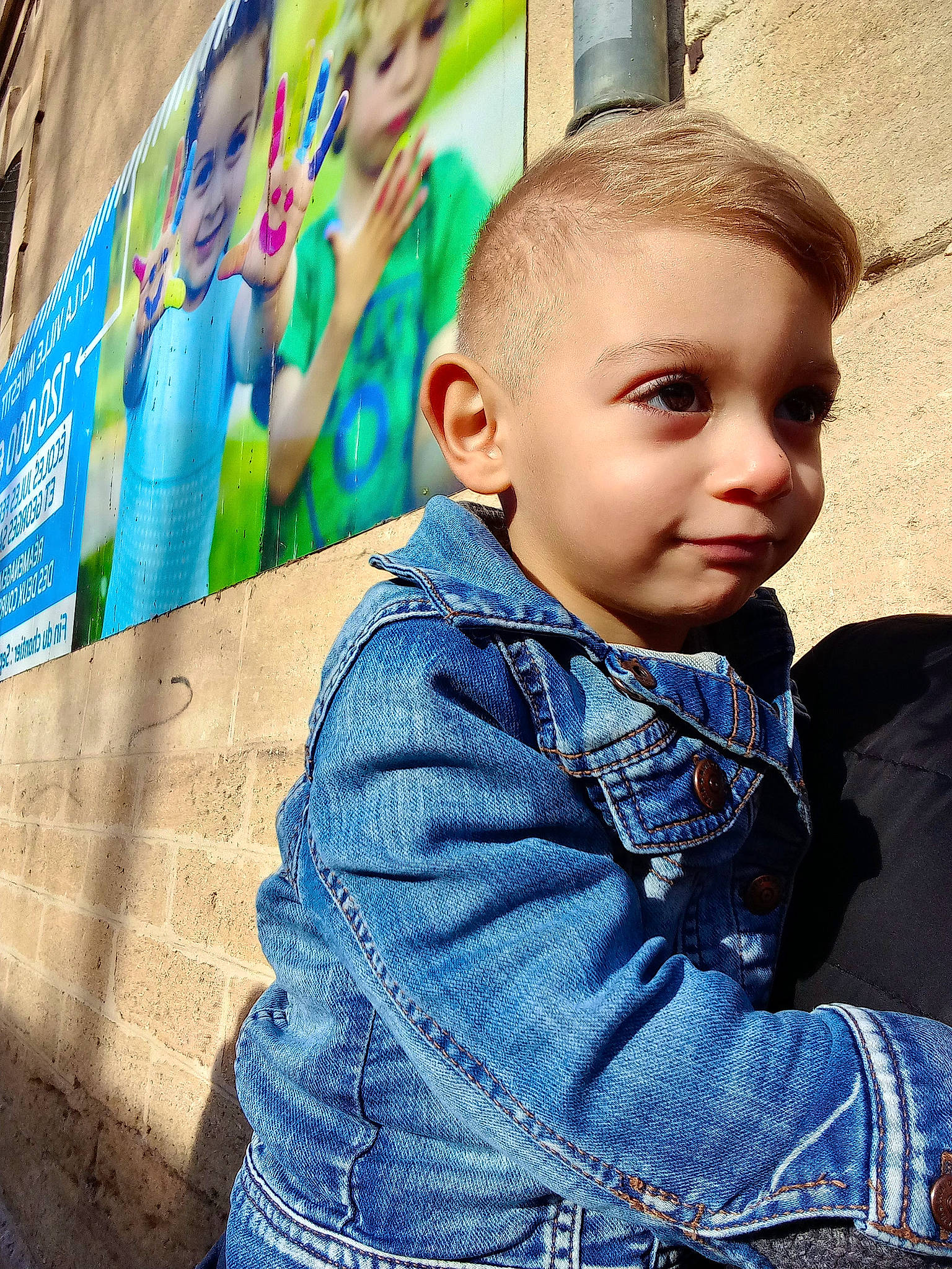 Amenadiel participe au concours pour gagner de l'argent avec cette photo : azure, baby_toddler_clothing, blue, child, chin, cool, denim, electric_blue, fun, grass, happy, leisure, neck, pattern, person, portrait_photography, sitting, skin, sleeve, t_shirt