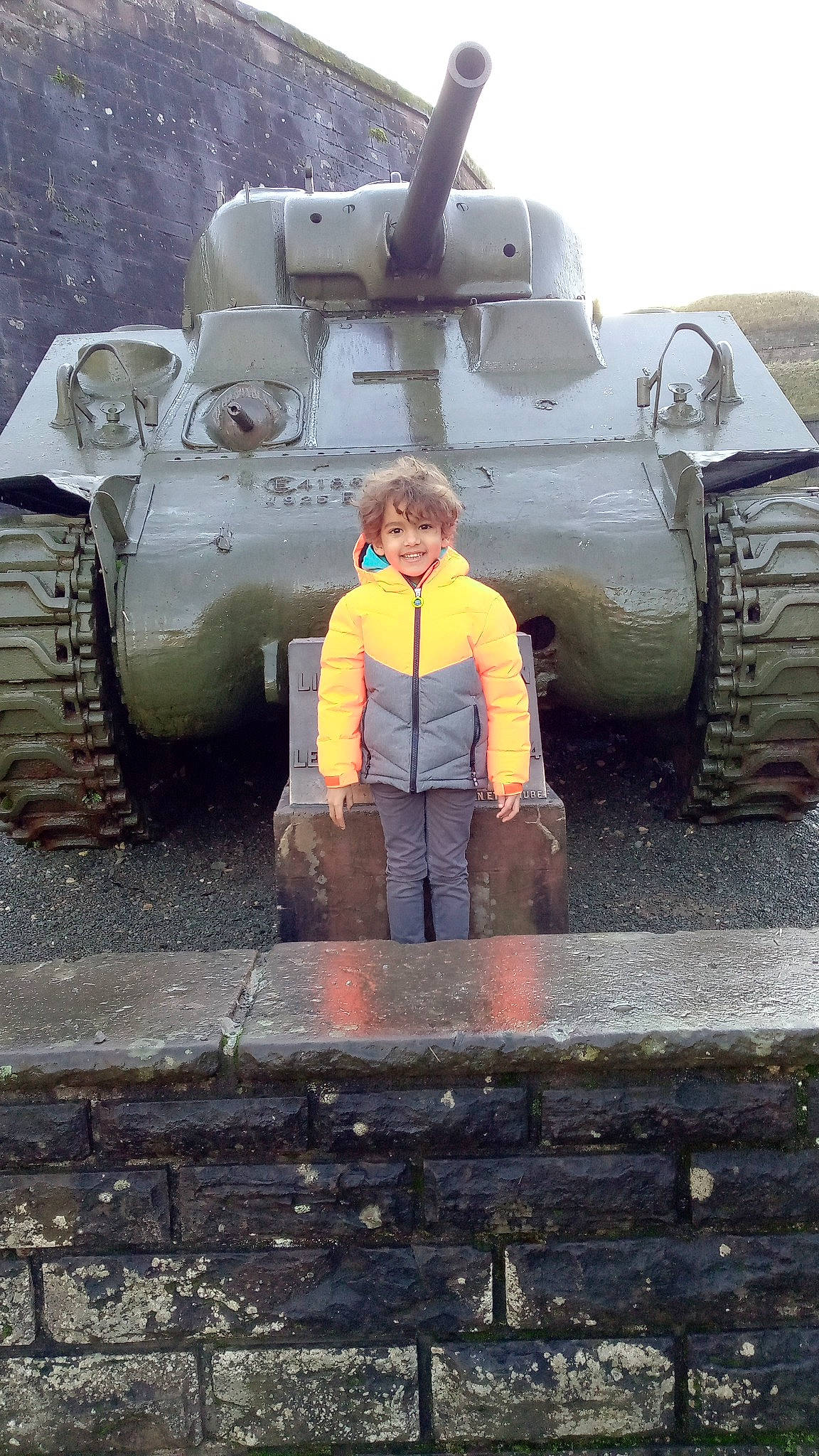 Imrane participe au concours pour gagner de l'argent avec cette photo : armored_car, automotive_tire, automotive_wheel_system, combat_vehicle, gun_turret, helmet, joy, marines, military_organization, military_person, military_vehicle, mode_of_transport, motor_vehicle, person, self_propelled_artillery, sky, tank, tire, tread, vehicle