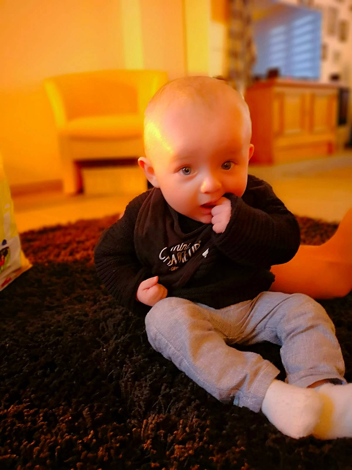 Léo participe au concours pour gagner de l'argent avec cette photo : baby, cheek, child, crawling, eye, face, floor, flooring, head, person, room, sitting, skin, smile, toddler, tummy_time, yellow